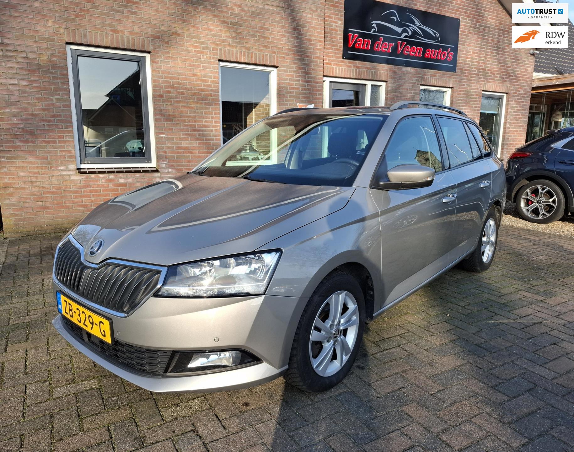 Skoda Fabia Combi 1.0 TSI Style. 1ste eigenaar, dealer onderhouden. O.a. trekhaak, luxe bekleding, bluetooth, navi, cruise etc