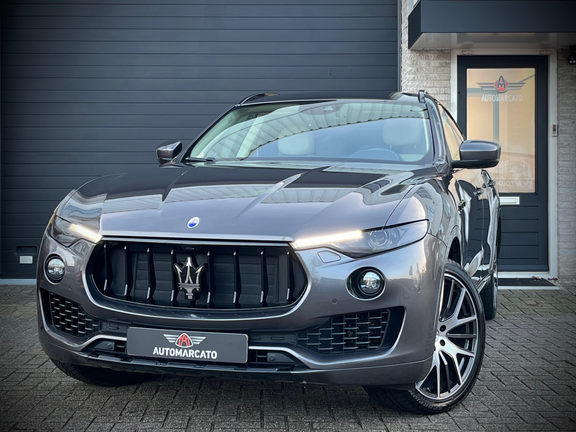 Maserati Levante 3.0 V6 AWD | BTW verrekenbaar | 21 Inch | Panorama dak | Luchtvering | Leder | Carplay | Dechromed | Full options
