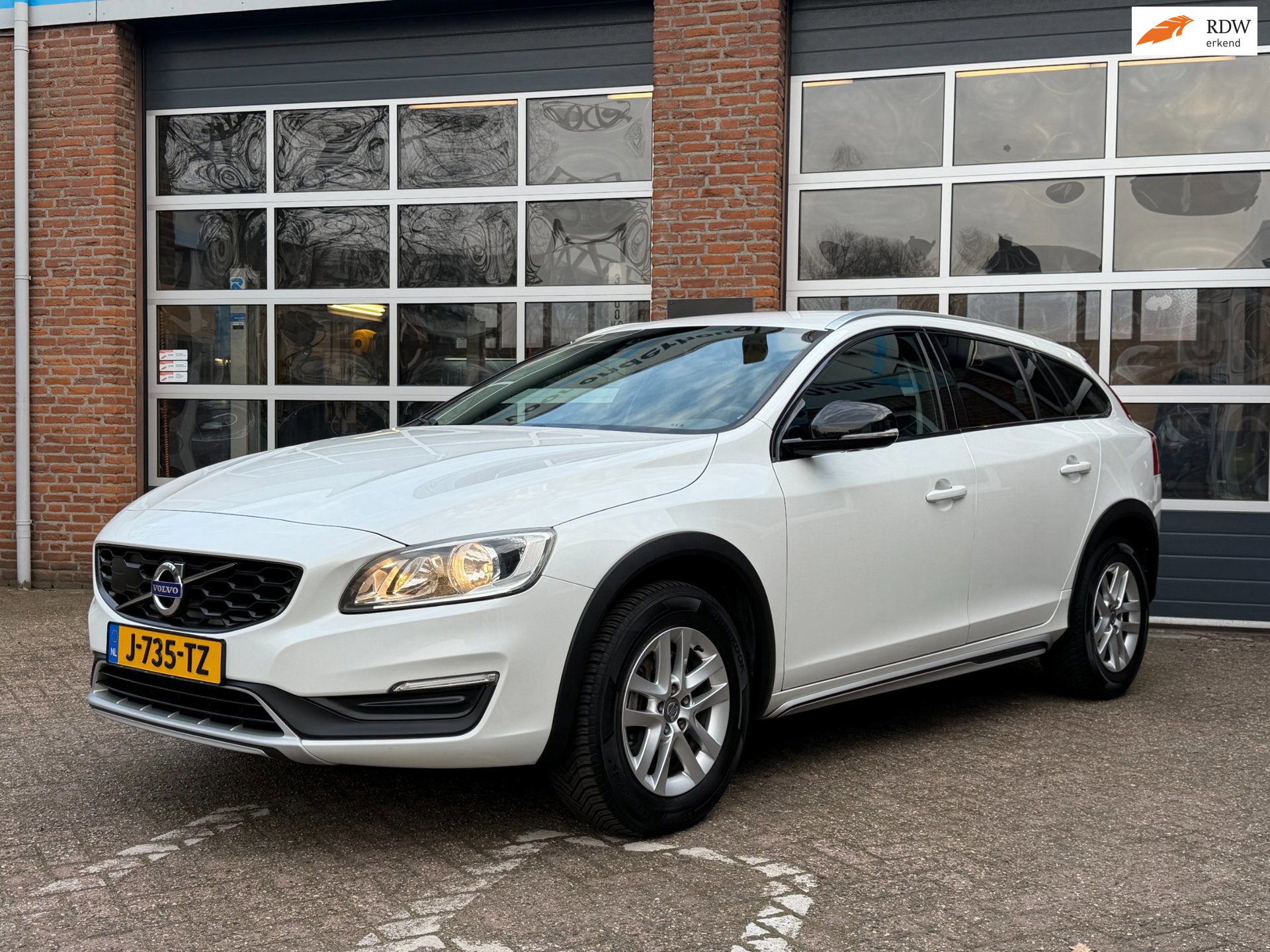 Volvo V60 Cross Country 2.0 D3 Momentum, Navi, cruise, stoelverw, trekhaak