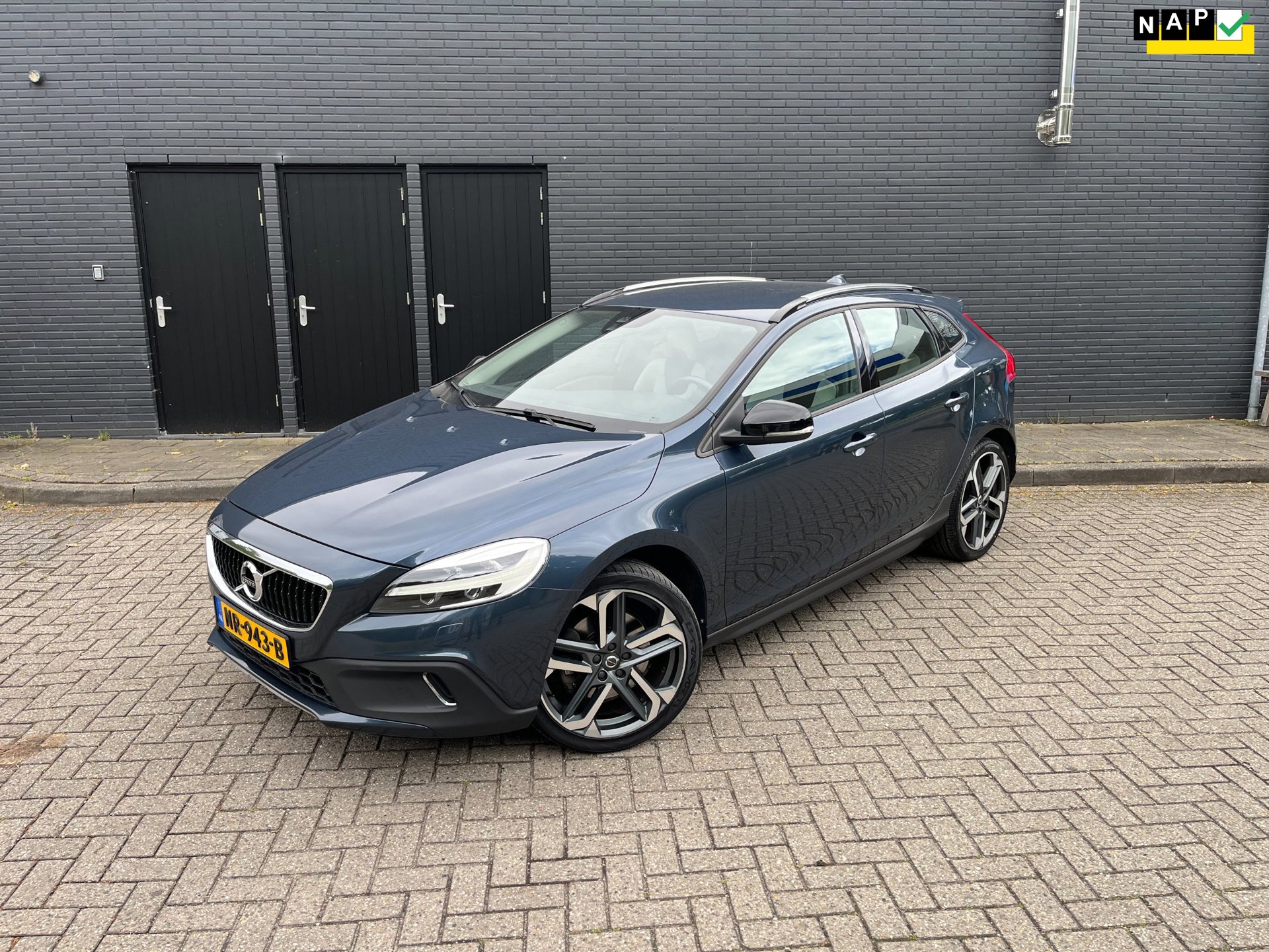 Volvo V40 Cross Country 2.0 T3 Nordic+ Trekhaak NAP 19"