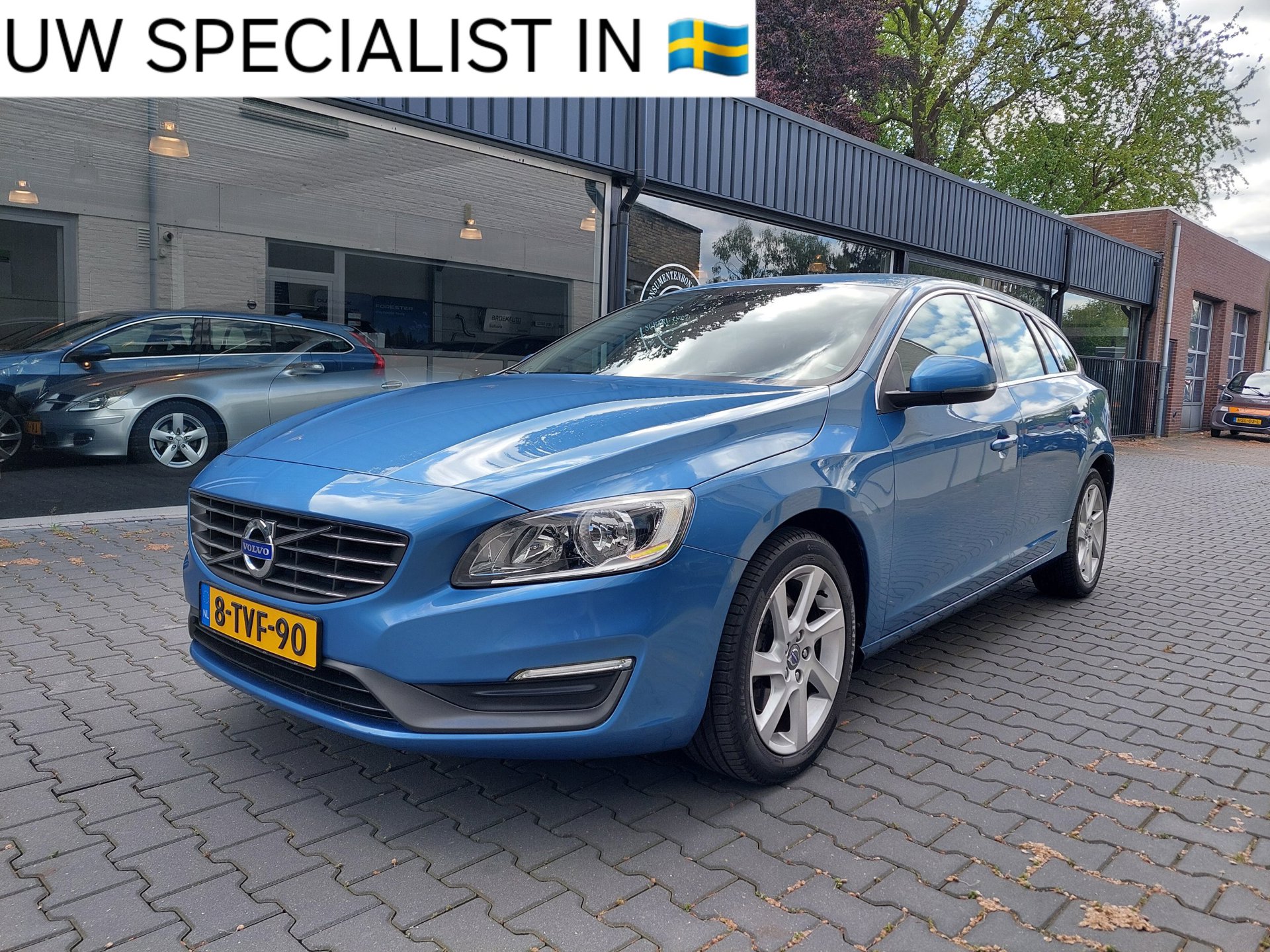 Volvo V60 1.6 T3 Momentum inclusief 12 MND Autotrust garantie Dealer onderhouden Regensensor Telefoon Navi Clima Cruise Trekhaak