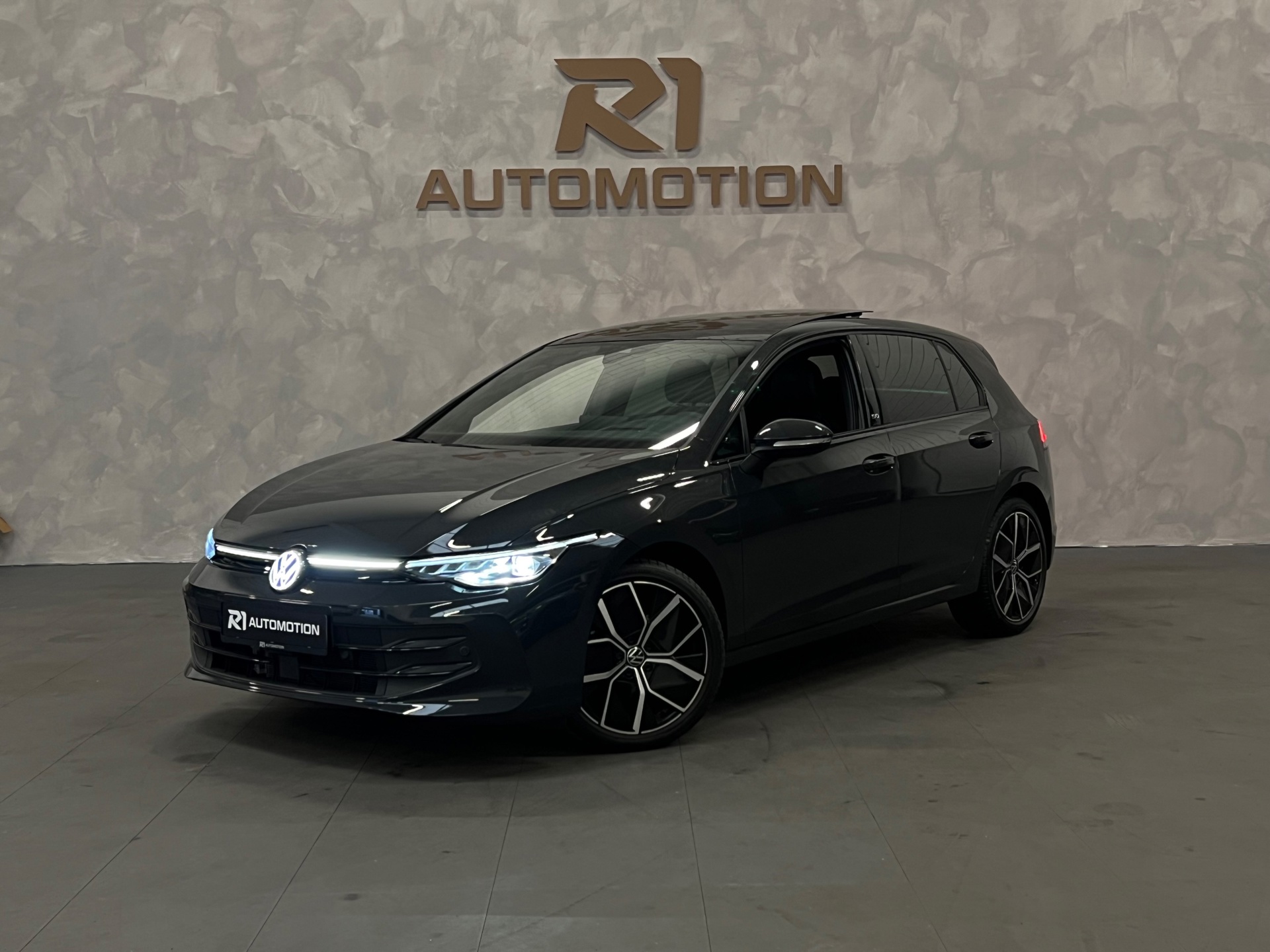 Volkswagen Golf 8,5 1.5 eTSI|50 Edition|PANO|KEYLESS|CAM|HuD|IQ.LIGHT|SFEER|VIRTUAL|MEMRY|STOELVERW|MASSAGESTOEL