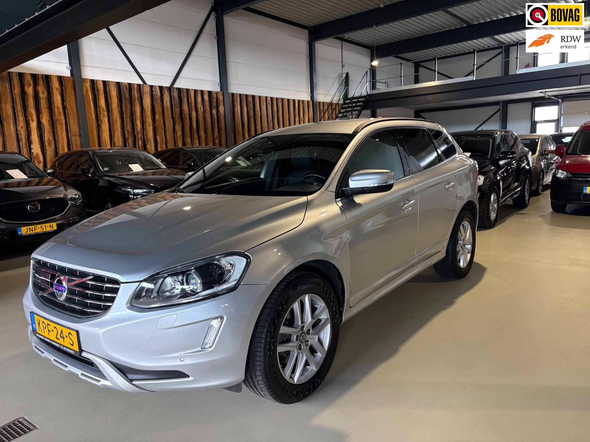 Volvo XC60 2.4 D5 momentum trekhaak adaptive cruise winterpakket navi 18 inch