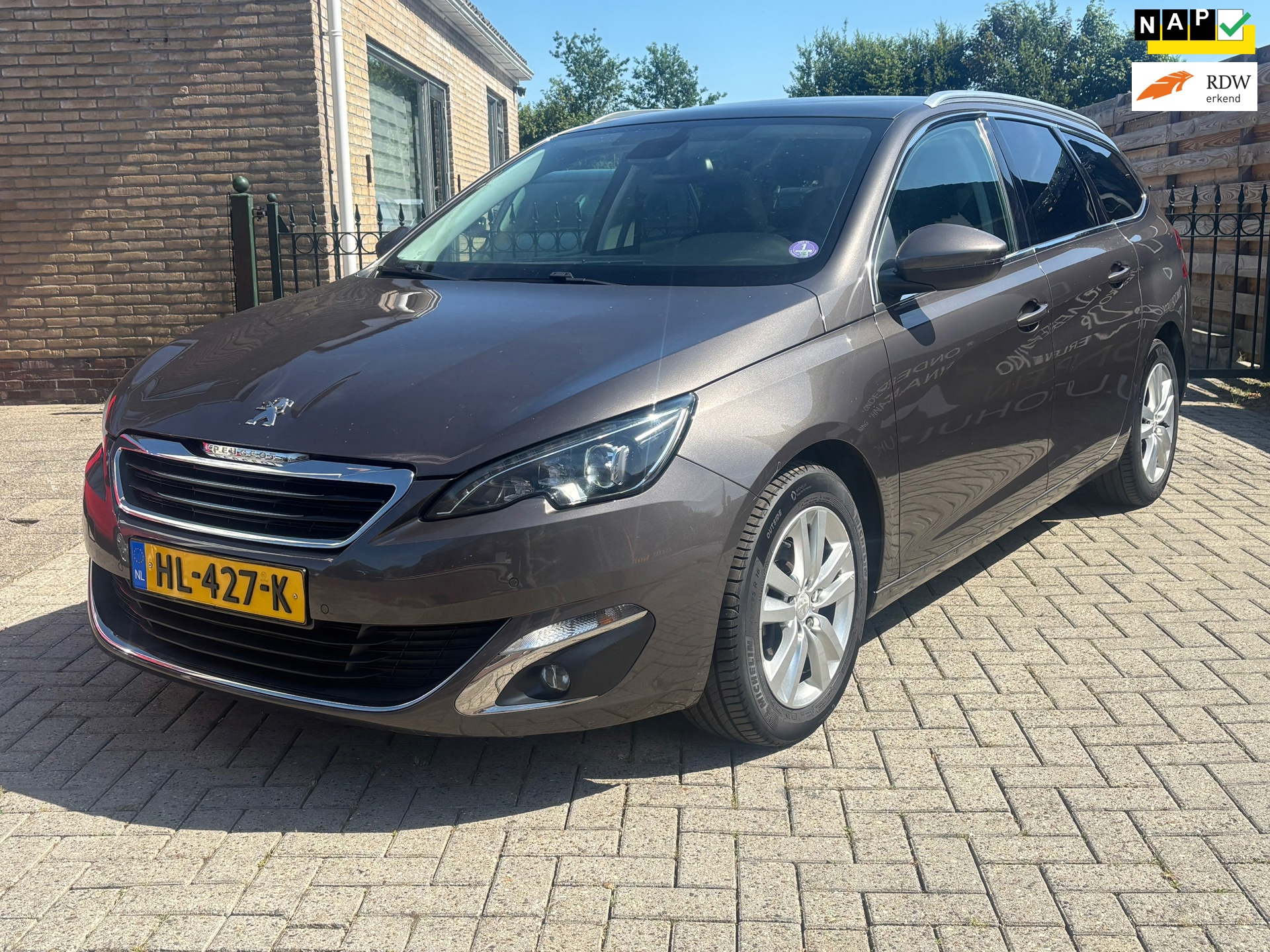 Peugeot 308 SW 1.2 PureTech Blue Lease Premium | trekhaak | cruise | clima | panoramadak | nw apk | nette auto | boekjes aanwezig