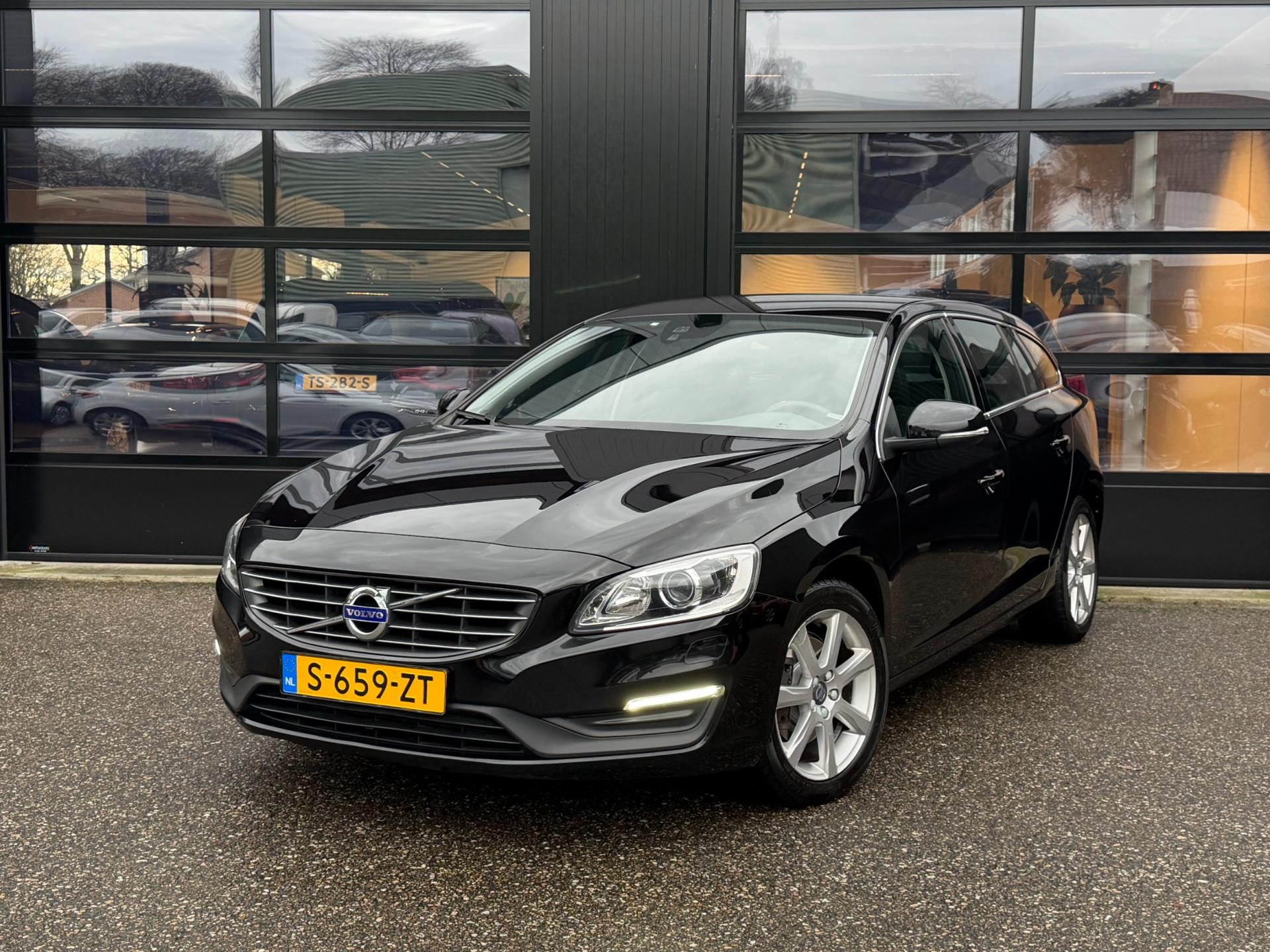 Volvo V60 2.0 T3 Ocean Race Xenon Stoelverwarming Navi LED