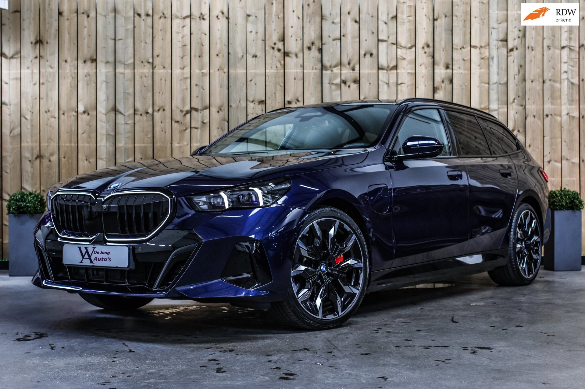 BMW 5-serie Touring 550e xDrive *Pano*B&W*4-Wiel besturing*Trekhaak*Stoelventilatie*