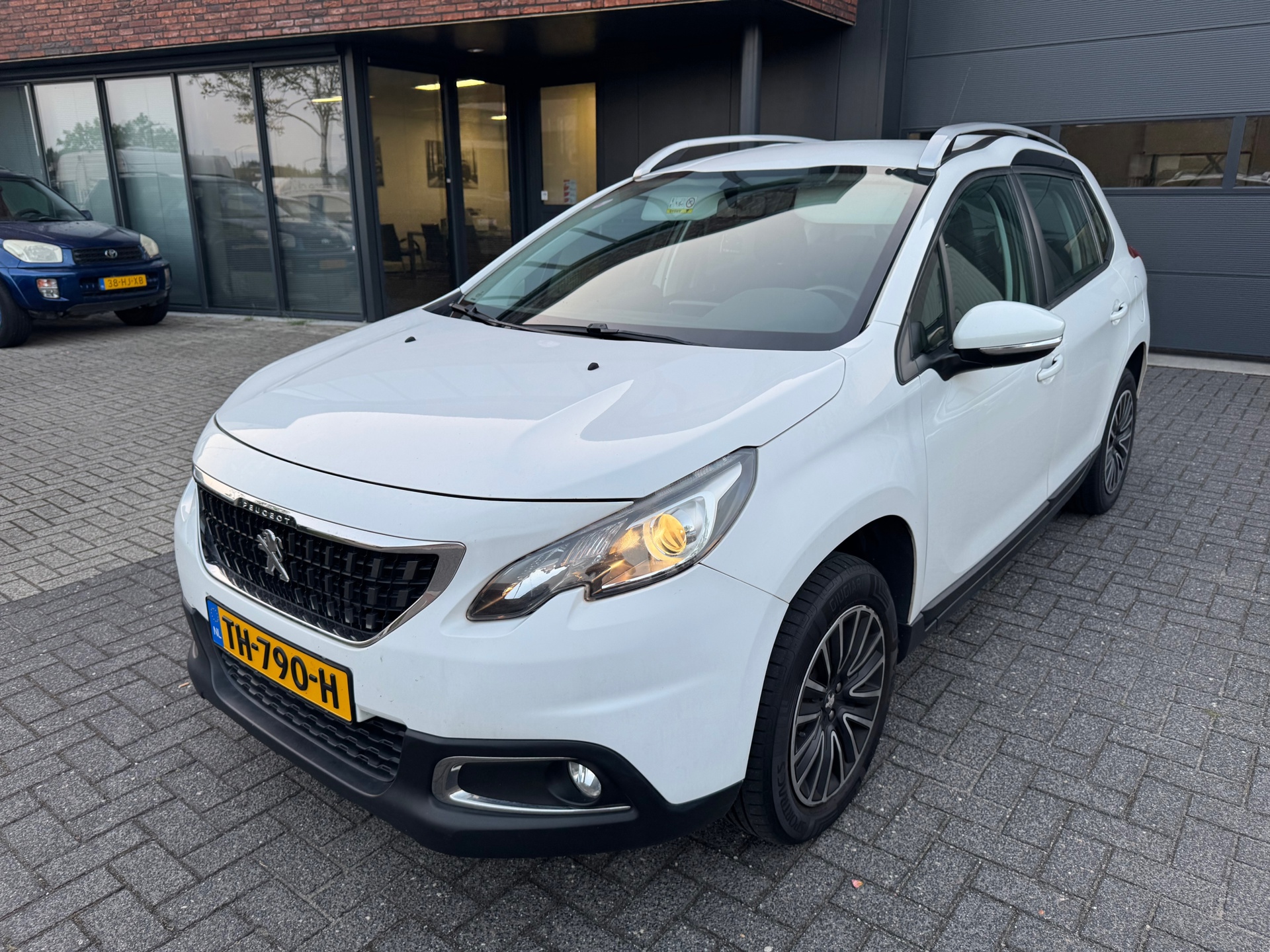 Peugeot 2008 1.2 PureTech Blue Lion AIRCO LMV PDC NIEUWE DISTRIBUTIERIEM ORIG NL NAP