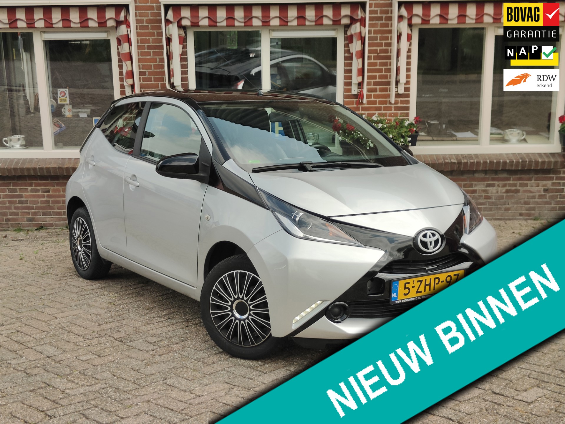 Toyota Aygo 1.0 VVT-i x-play Two tone color Airco Camara - RIJKLAAR -