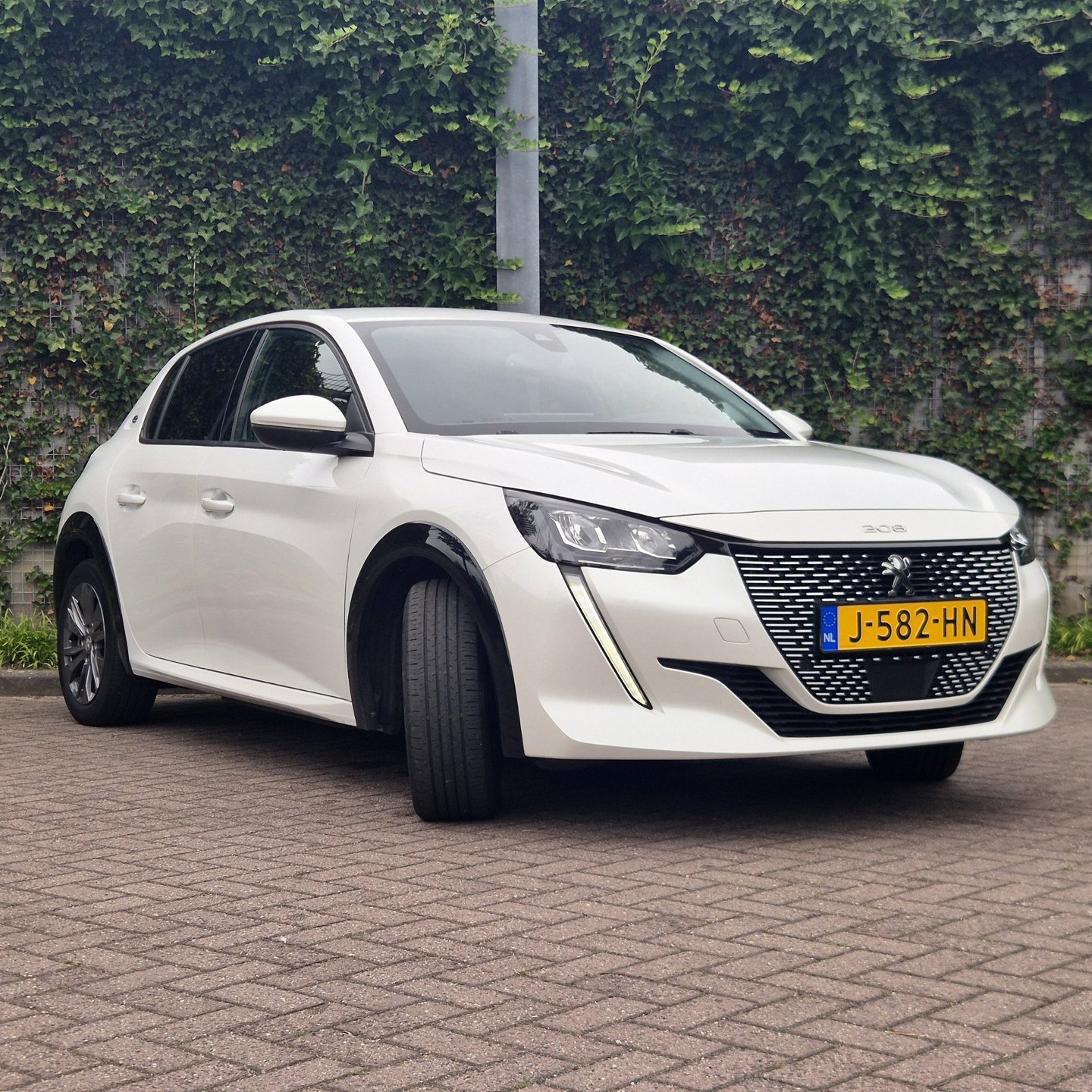 Peugeot E-208 EV Allure 50 kWh| Warmtepomp | 11 kW 3-fasen | Navigatie | Camera | Draadloos laden |