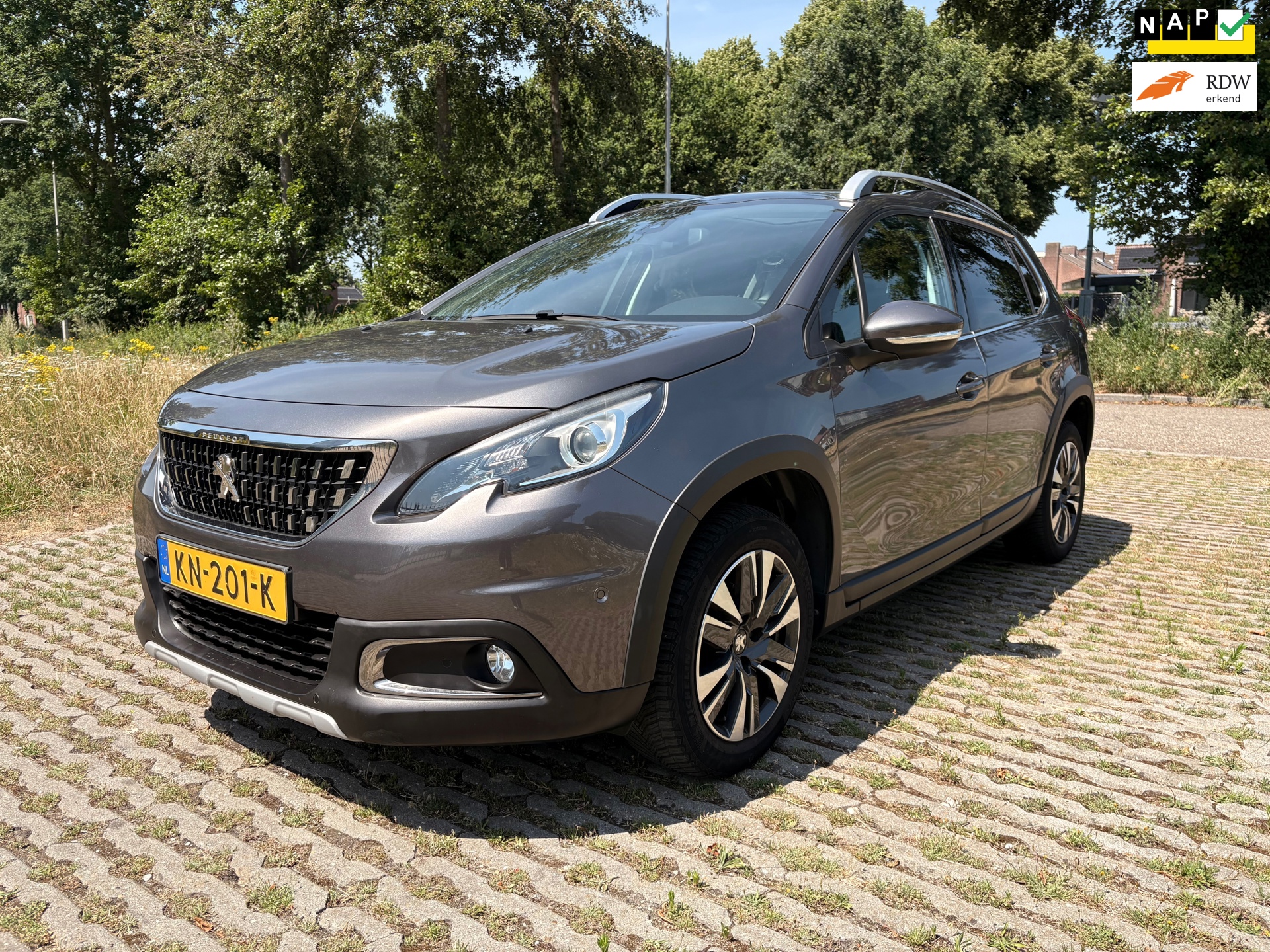 Peugeot 2008 1.2 PureTech Blue Lease Executive - automaat - panoramadak - airco - cruise control