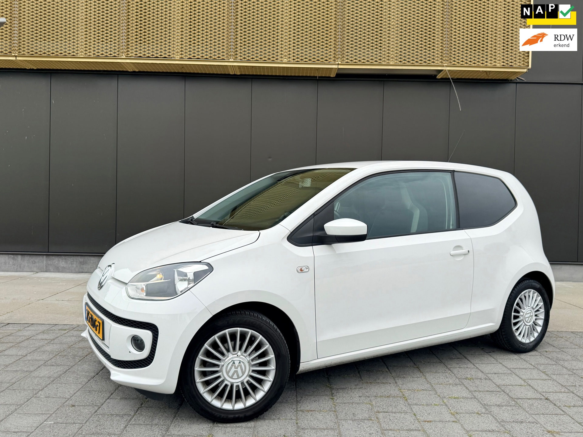 Volkswagen Up! 1.0 high up! BlueMotion | Navi | Cruise | PDC | Blueth