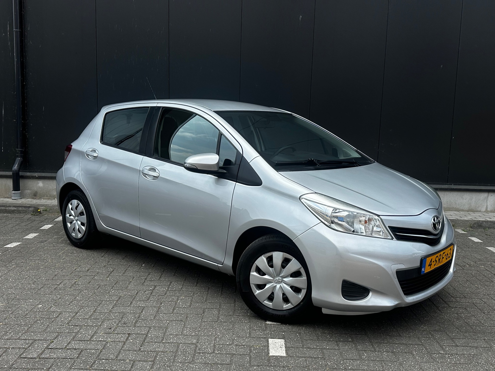 Toyota Yaris 1.0 VVT-i Now* Dealer onderh.* Airco* N.A.P.!!