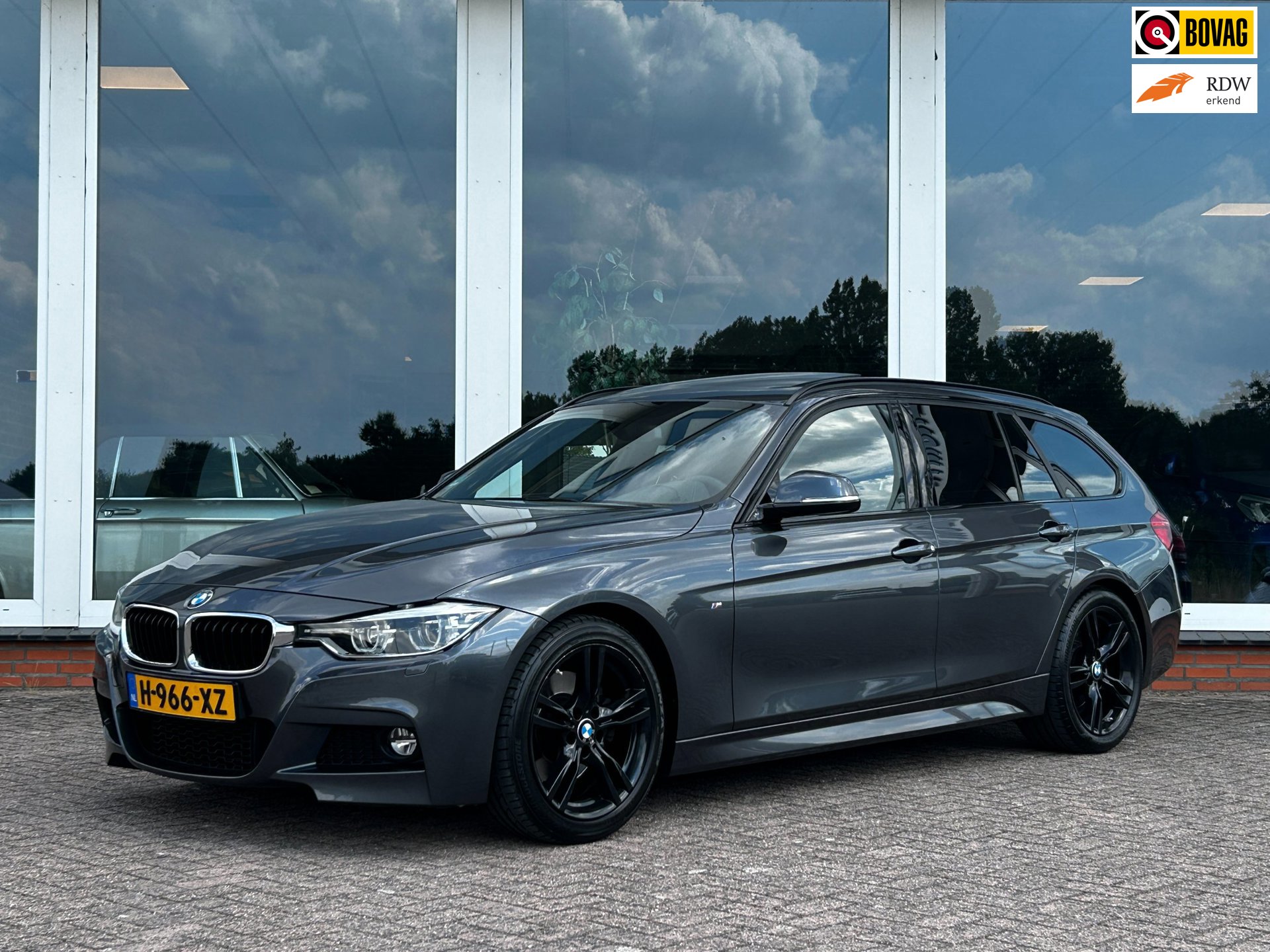 BMW 3-serie Touring 330i M Sport Edition - Navi - PDC - Panorama - LM