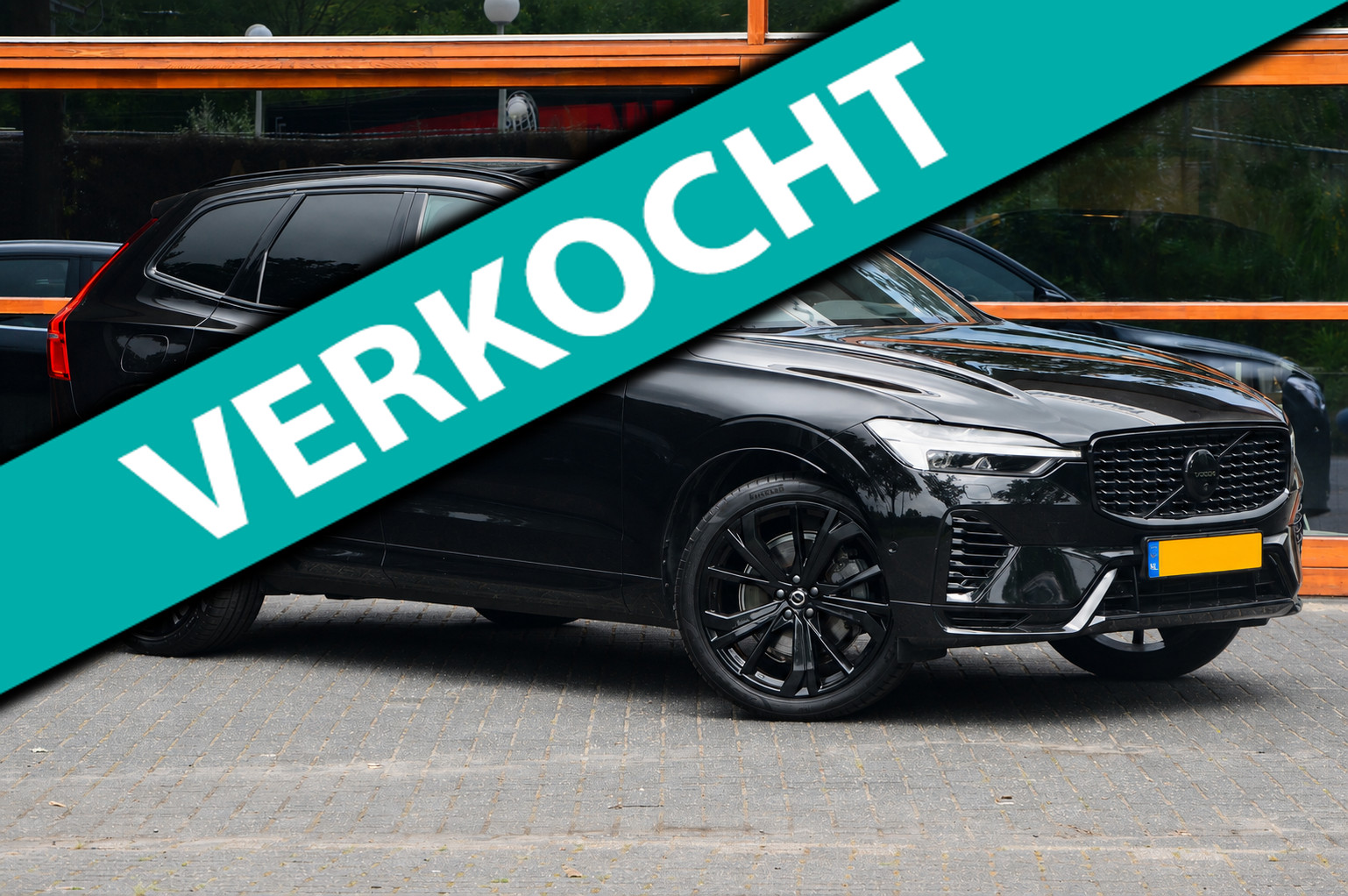 Volvo XC60 T8 Hybride AWD Ultra Black Edition | Luchtvering | Bowers & Wilkins | Massage | Stoelventilatie | Head-Up |