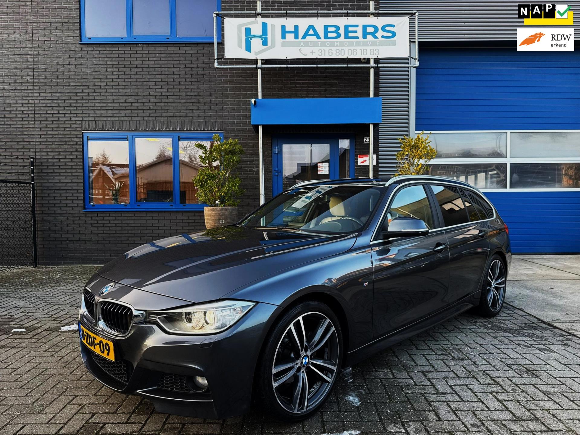BMW 3-serie Touring 320i High Executive 184PK|Origineel NL|Prof Navi|M-Pakket|Trekhaak|AUT|Xenon|Leder|Cruise|Sportstoelen|StoelVW