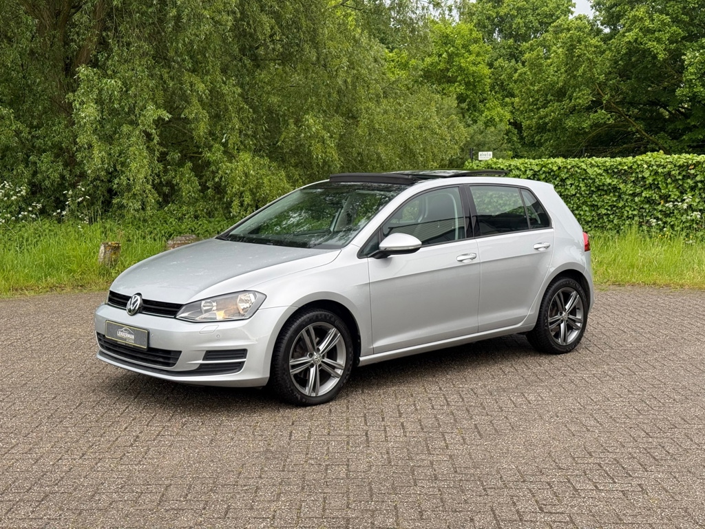 Volkswagen Golf 1.2 TSI High Line PANO I PDC I R LINE VELGEN I NWE APK I WEINIG KM