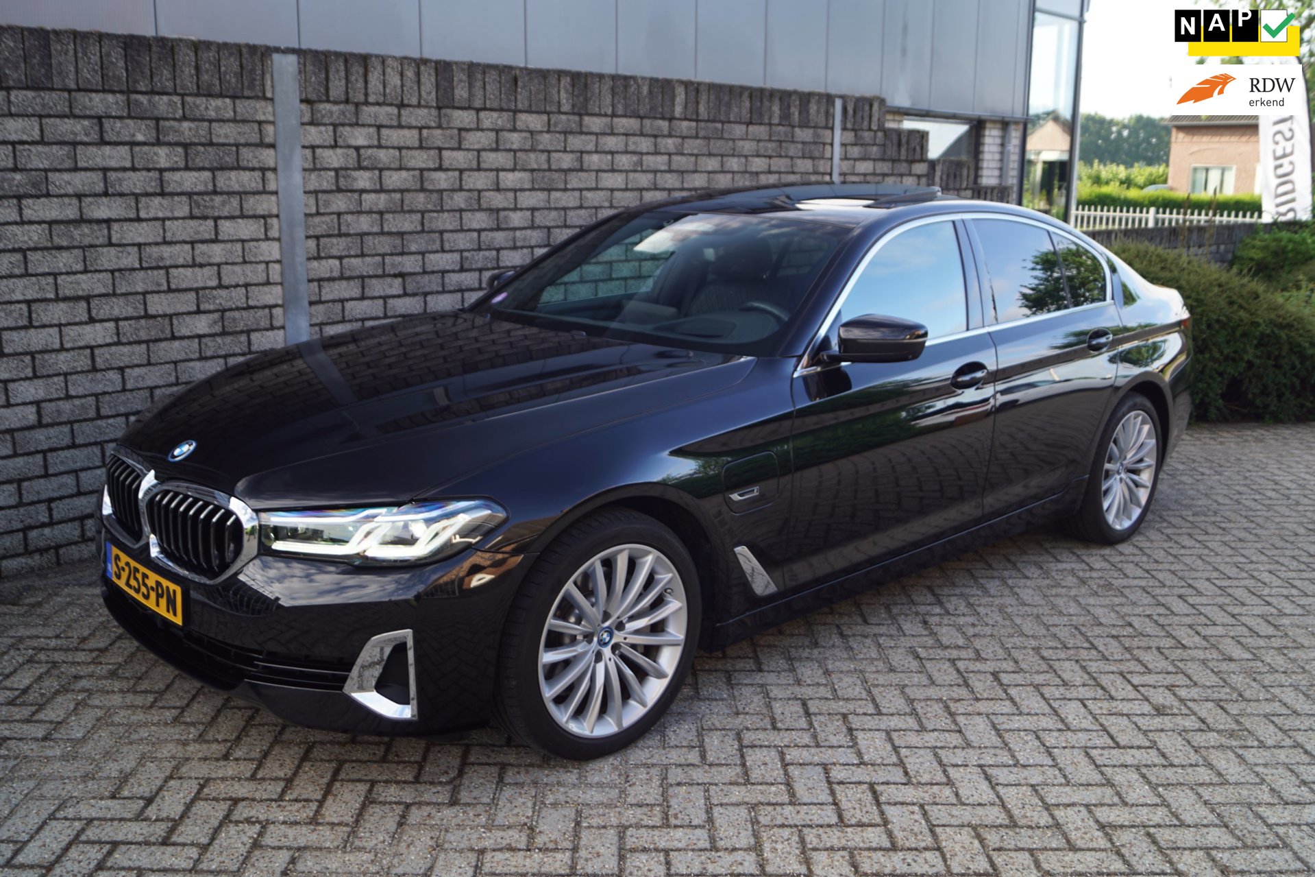 BMW 5-serie 530e Business Edition Plus Autom Schuifdak Luxe Leder Adaptieve Cruise Softclose Head-Up Navi Camera Clima ENZ NL Auto