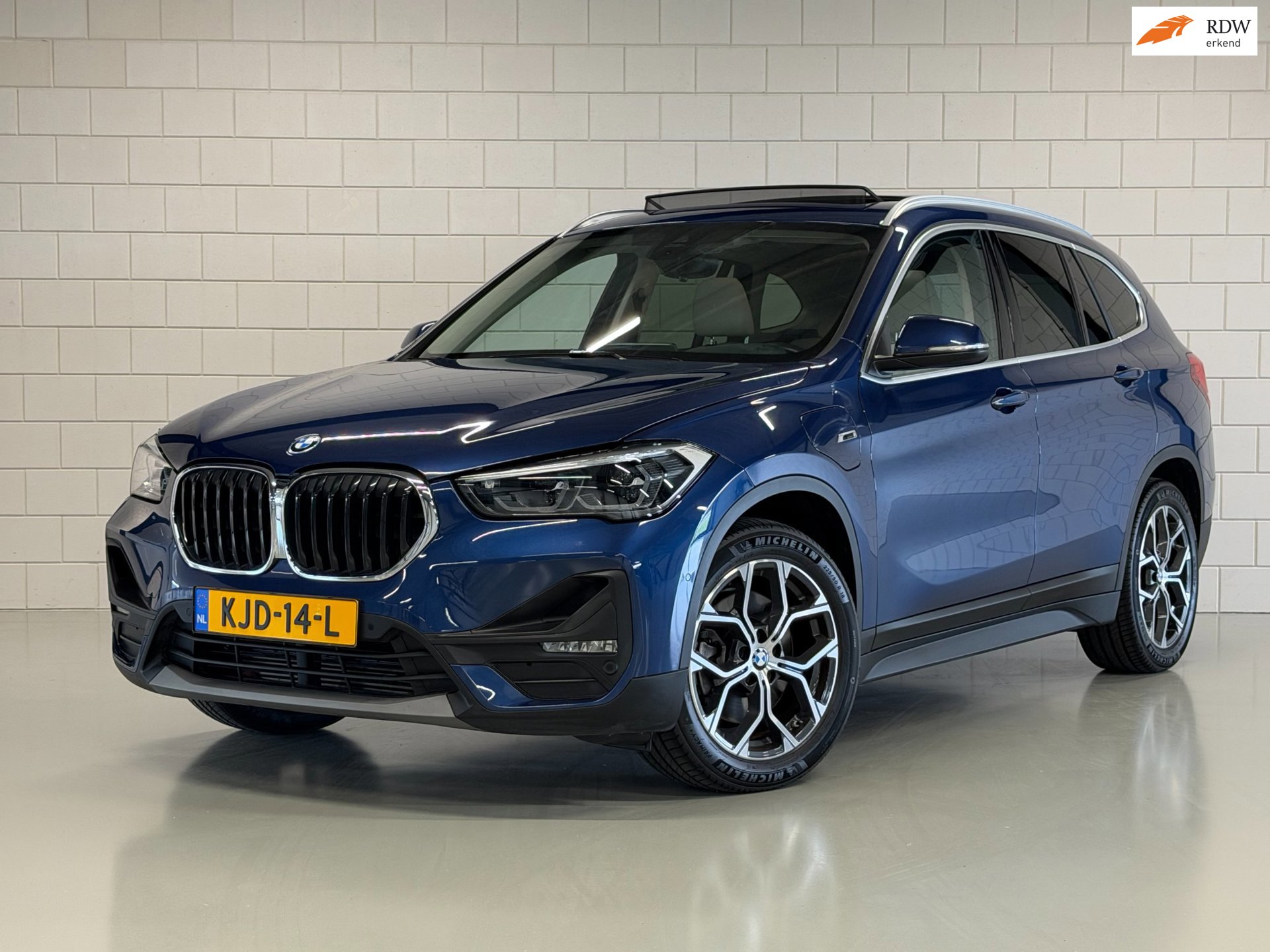 BMW X1 XDrive25e High Executive | PANO | 1E EIG | DEALER | LEDER | CAMERA | NAVI PROF | SPORTSTOELEN