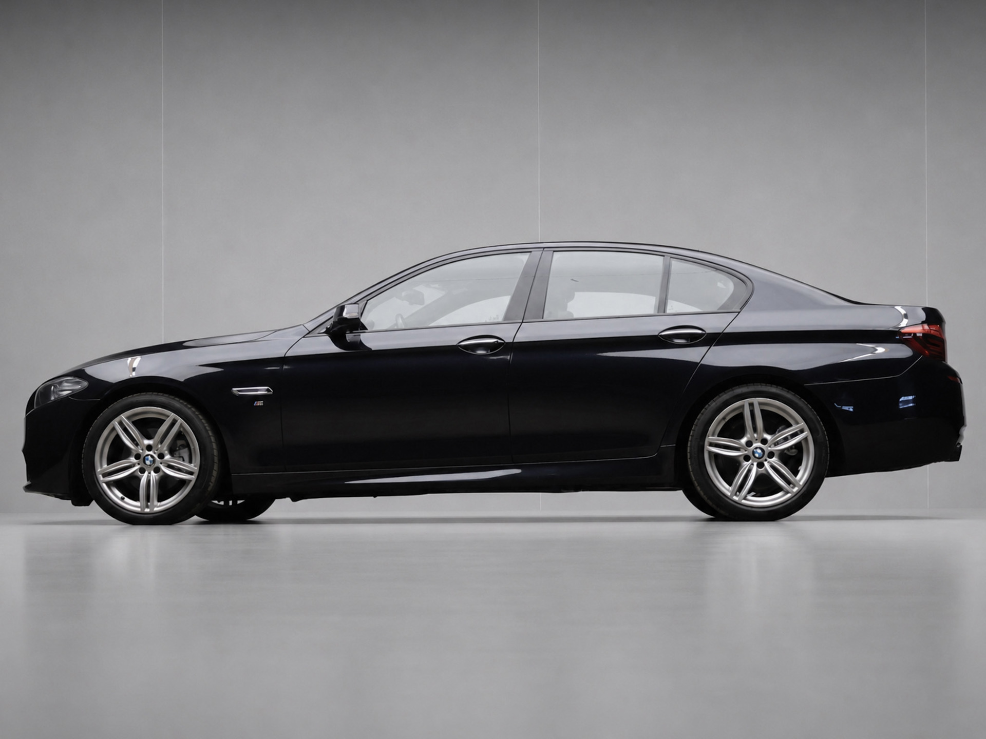 BMW 5-serie 520i High Executive M-Sport (DIGITALE COCK PIT,COMFORT STOELEN,M-STUUR,CAMERA,PDC,TREKHAAK,NETTESTAAT)