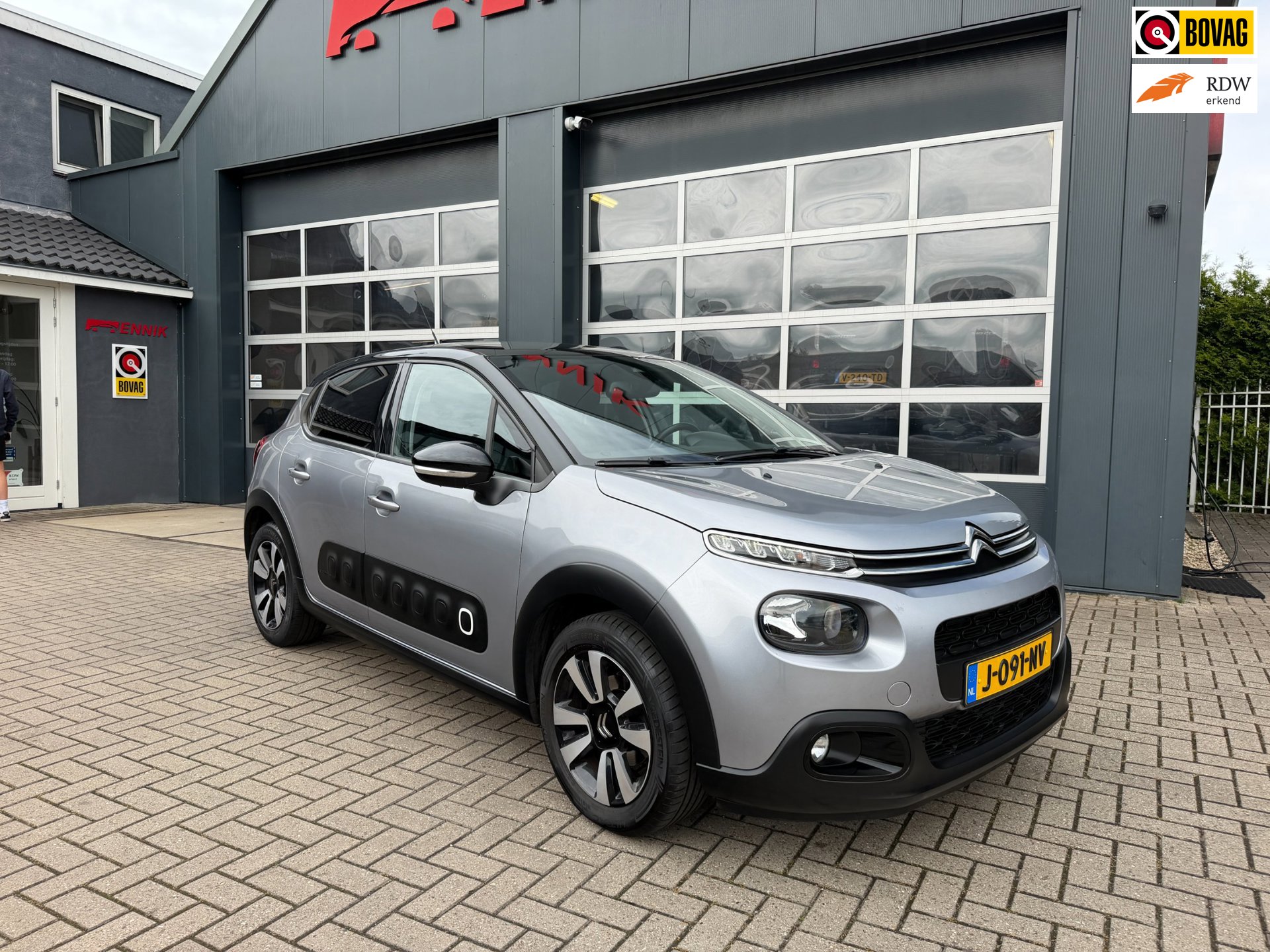 Citroën C3 1.2 PureTech S&S Shine / Pano / Cruise / CarPlay / Stoelverw.