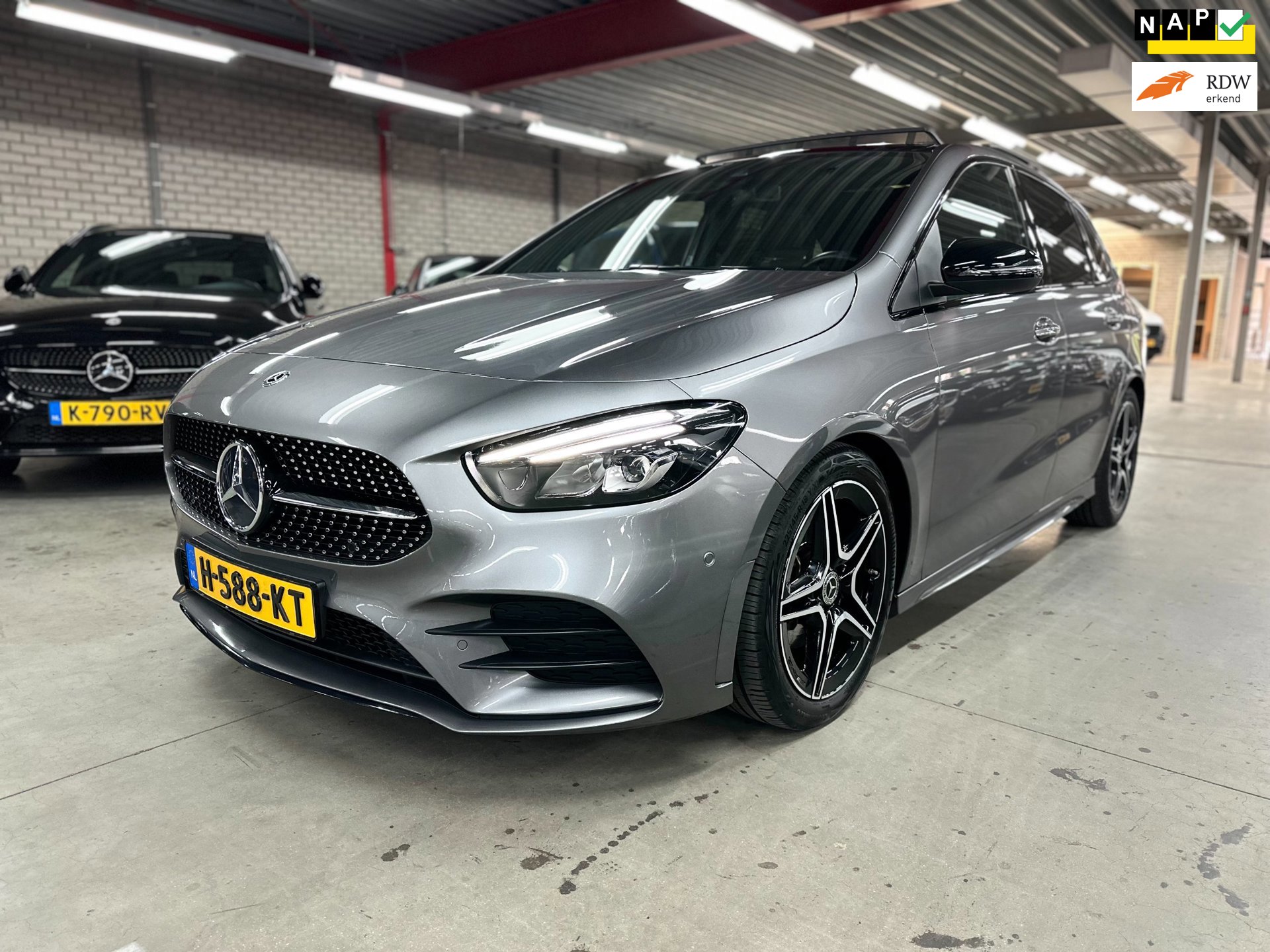 Mercedes-Benz B-klasse 180 Business Solution AMG, Pano, Led, Org NL!