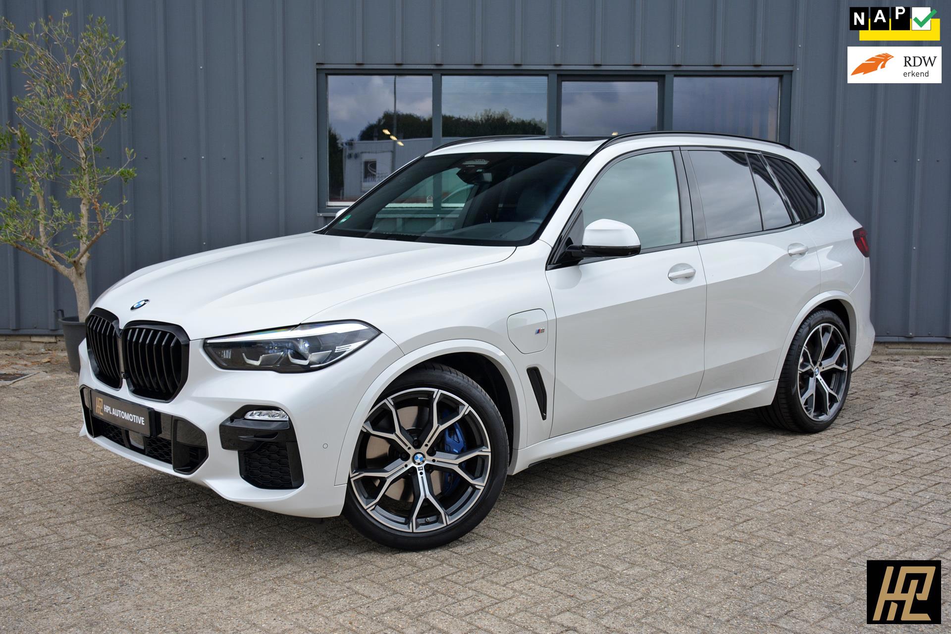 BMW X5 XDrive45e High Executive M Sport * Pano * HeadUp * Luchtvering * Trekhaak * 21" * Zonnerollo's * Zeer mooi * 1e eigenaar