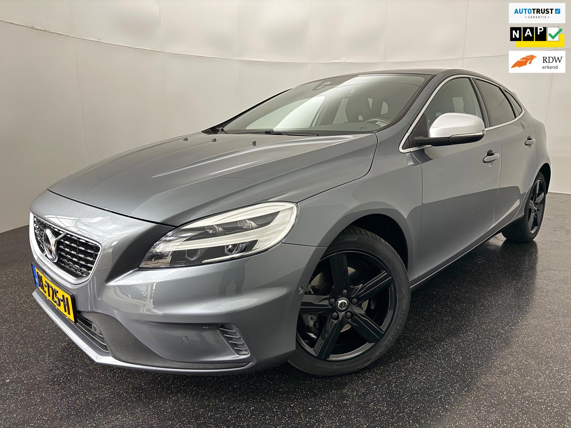 Volvo V40 2.0 T4 R-Design Sport / Pano / Leder / Keyless
