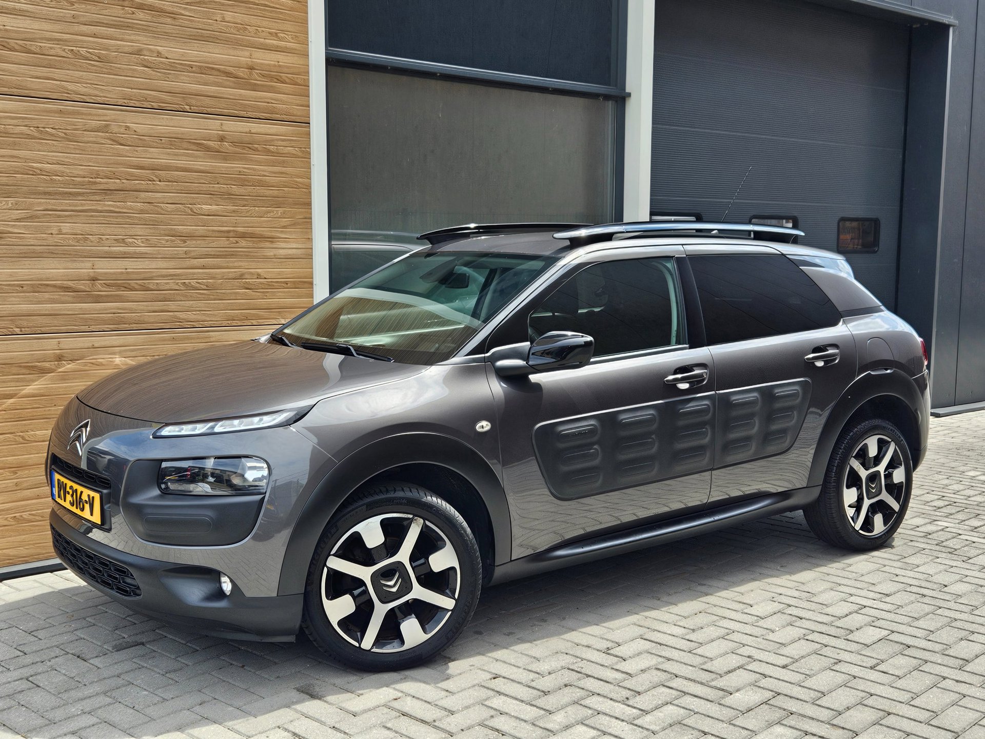 Citroën C4 Cactus 1.2 PureTech Shine Camera Navi 17"