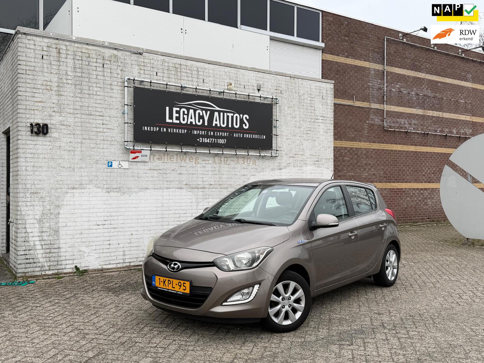 Hyundai I20 1.2i i-Deal - AIRCO - LED DAG VERLICHTING - RIJDT & SCHAKELT GOED!