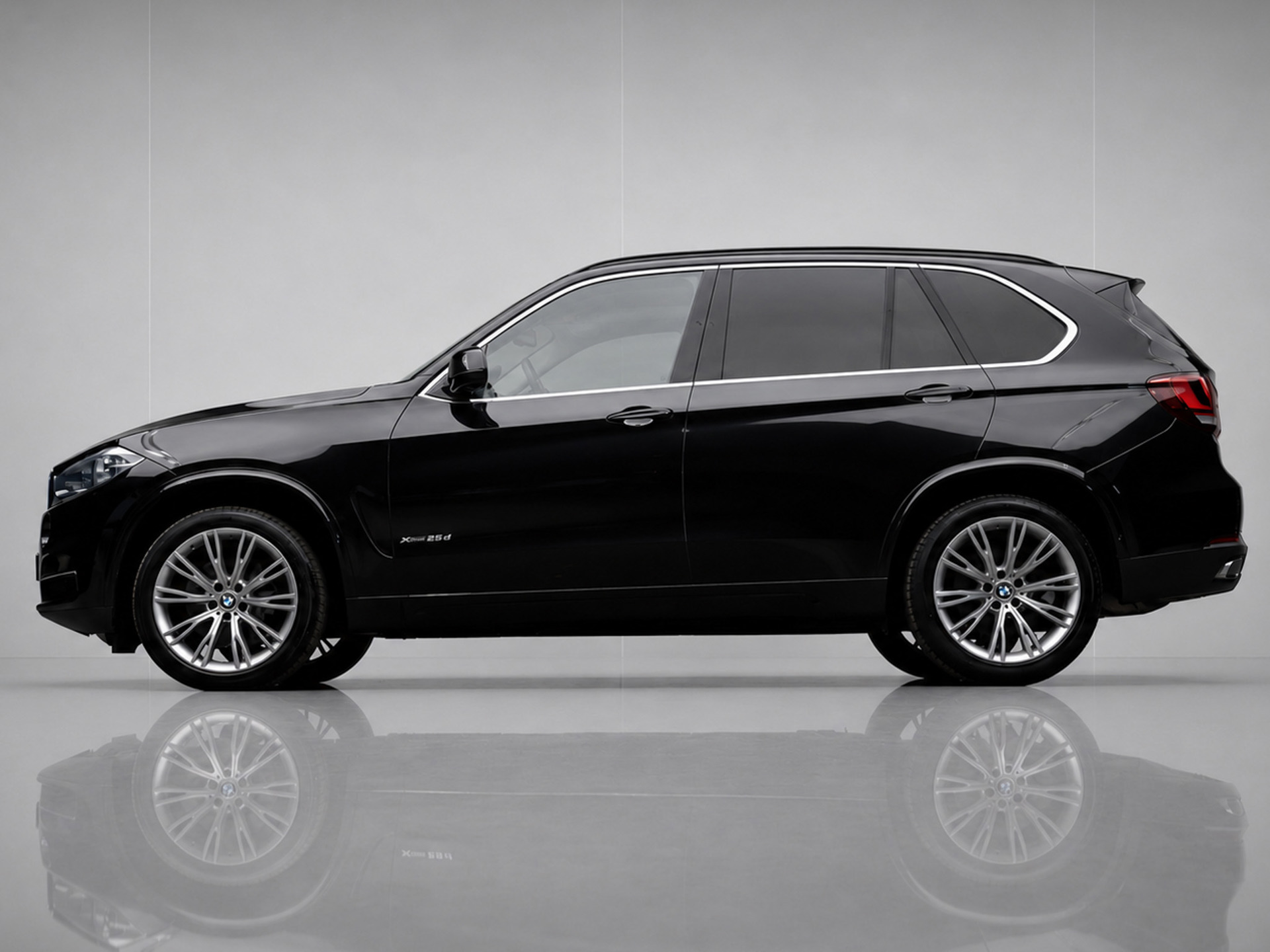 BMW X5 XDrive40d High Executive (PANORAMADAK,LED,HEAD-UP,ELECTRISCHE STOELEN,LEDER,VERWARMING,CAMERA,TREKHAAK,INDIVIDUAL,PDC)