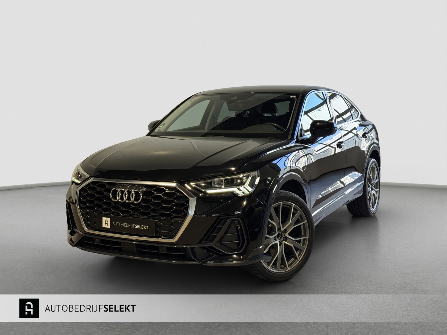 Audi Q3 Sportback 45 TFSI e S-line | 20 inch | LED | Carplay | Dodehoek | Alcantara | Virtual | Stoelverwarming | ACC | 1e eig.