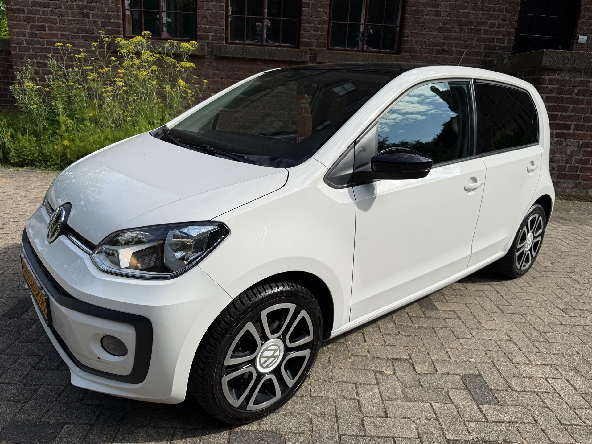 Volkswagen Up! 1.0 up! Edition White / Black Model 2020 5Drs