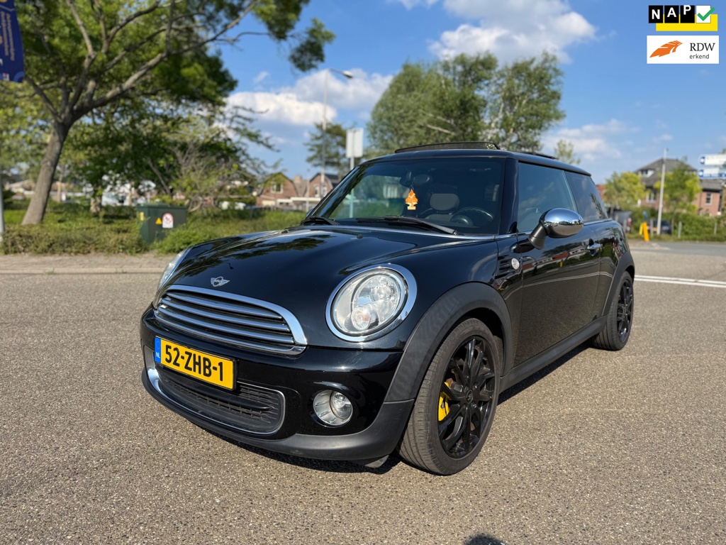 Mini 3-Deurs / / panoramadak / airco / navigatie / elek.ramen / deurvergendeling / nap.... .