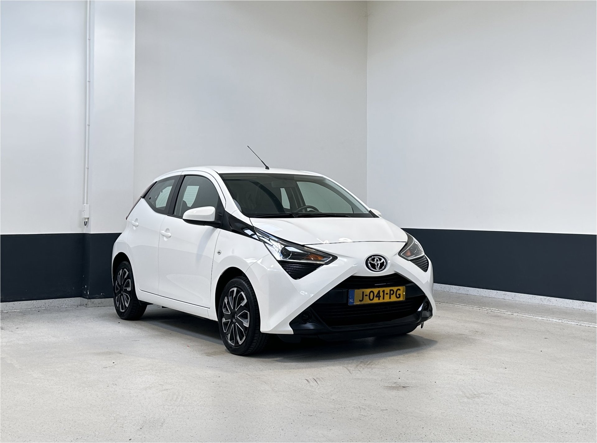 Toyota Aygo 1.0 VVT-i x-play limited | NL | Carplay/ Android Auto | Camera | 2 Eig |