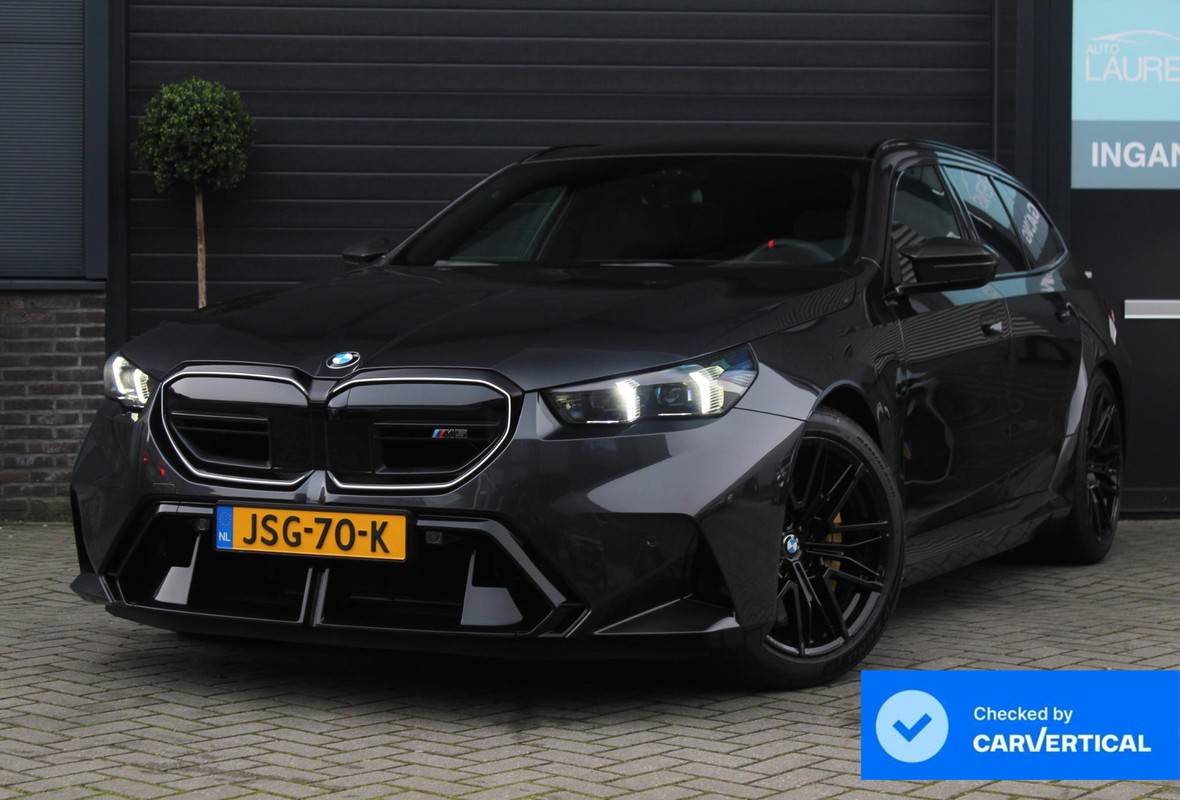 BMW M5 5-serie Touring | Full Options | Keramische | Carbon Diffuser | 5 jaar Fabrieksgarantie | AKRA | 3 jaar service