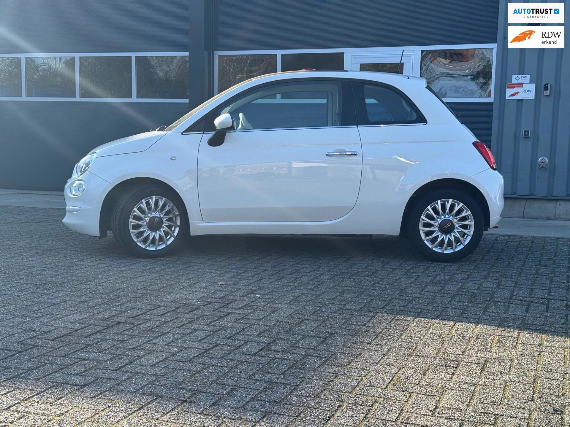 Fiat 500 1.2 Lounge met panorama dak, heeft nog maar 57147 kilometer gelopen. Hij ziet er keurig netjes uit.