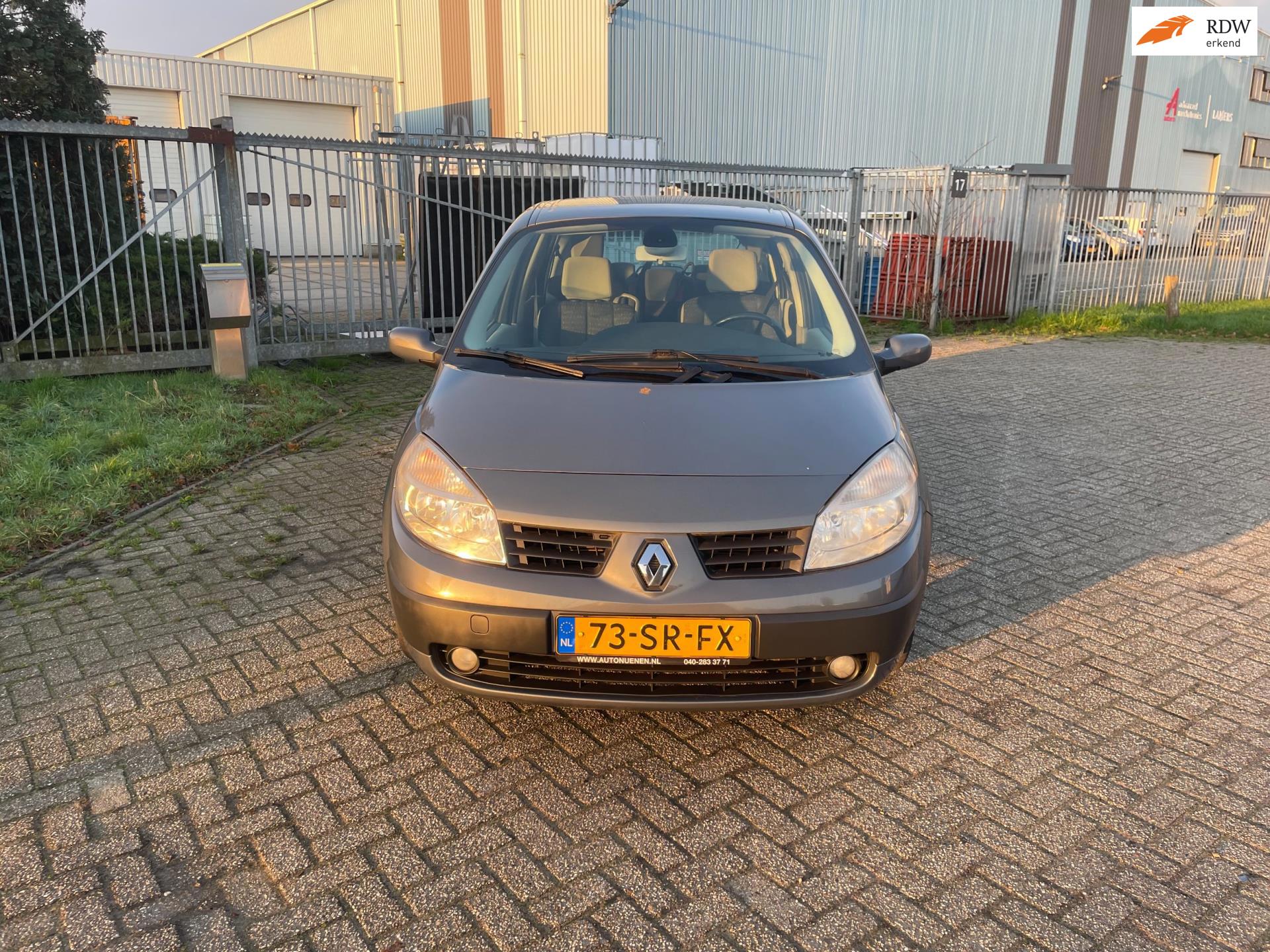 Renault Grand Scénic 2.0-16V Dynamique Comfort 7 Zits