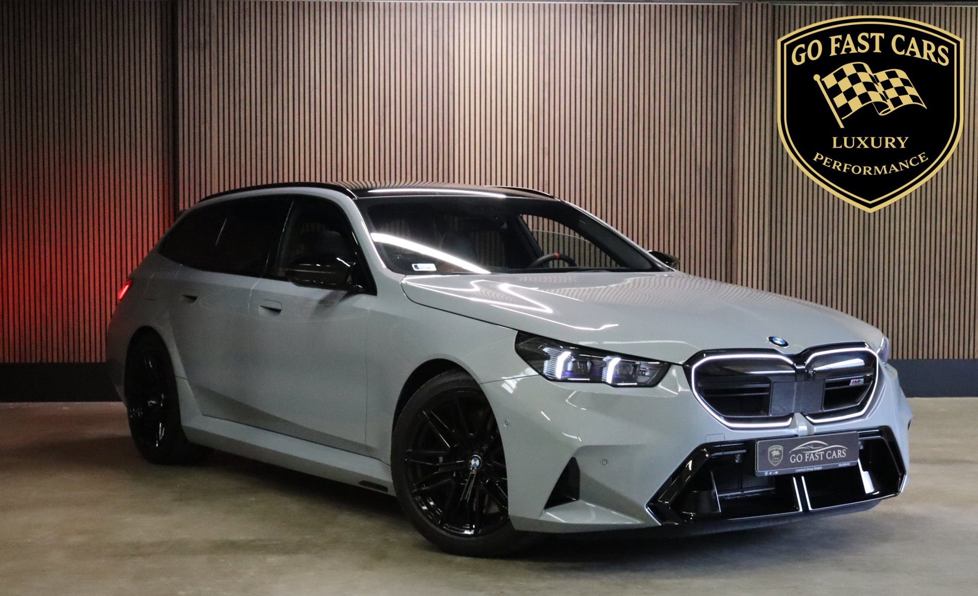 BMW 5-serie Touring M5|B&W|Pano|Hud|Stoelvent|360|2026|Fabrieksgarantie|2tone|727pk|Driving Assistant Pro|Carbon|Laserlights|comf.