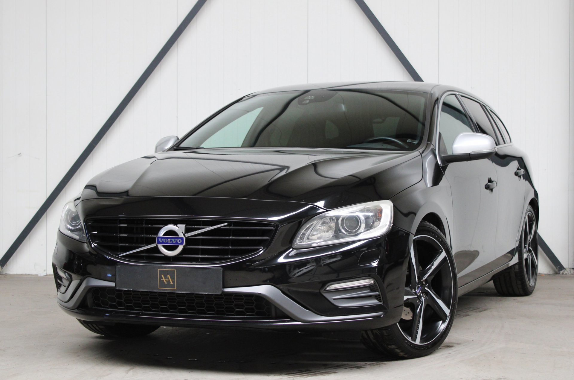 Volvo V60 2.0 T5 R-Design l 245 PK l Harman Kardon l Xenon