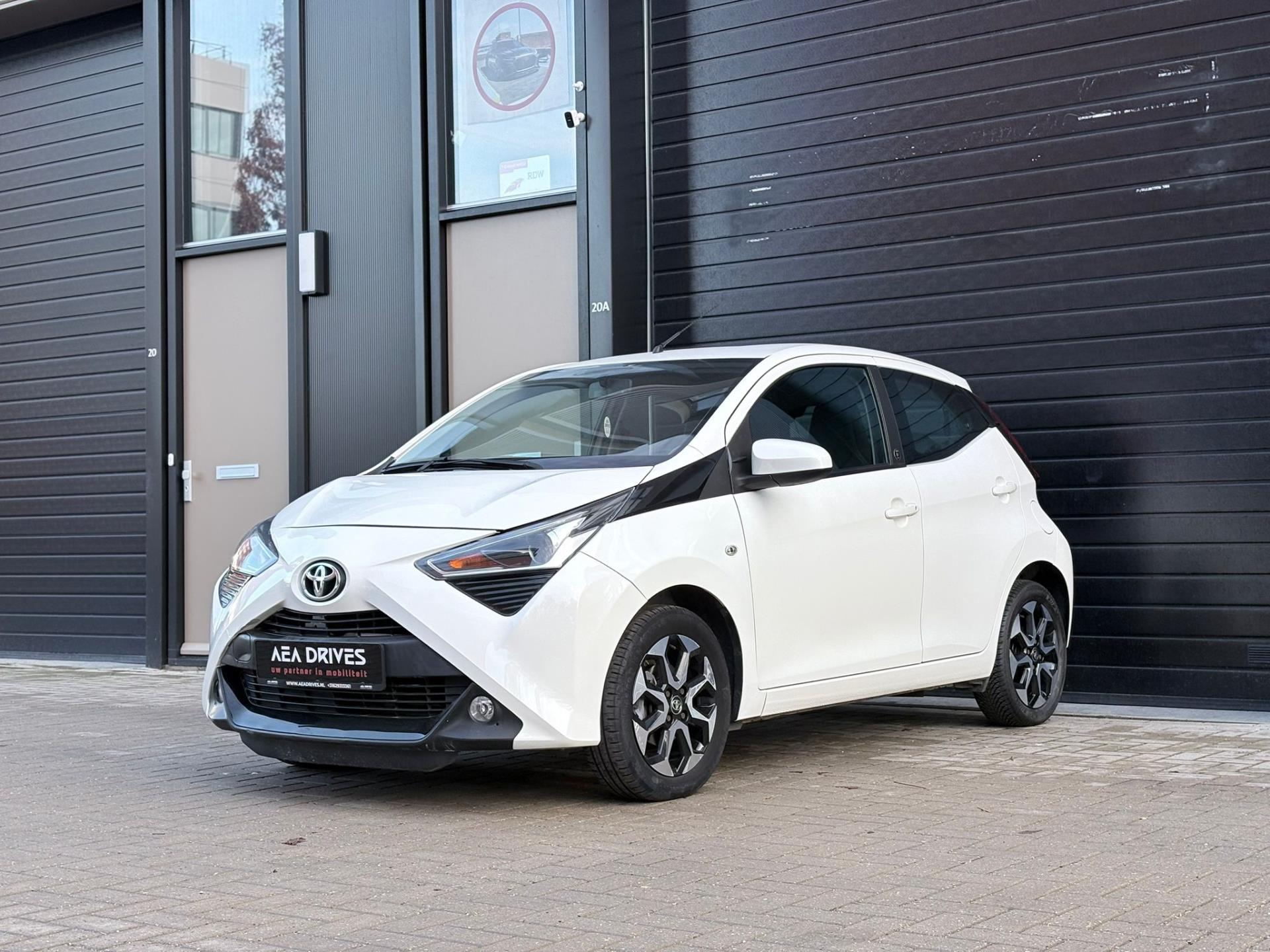 Toyota Aygo | 53.160 km | Apple CarPlay | Camera | Airco | Cruise Control | Efficiënt, stijlvol en rijk uitgerust stadsvoertuig.