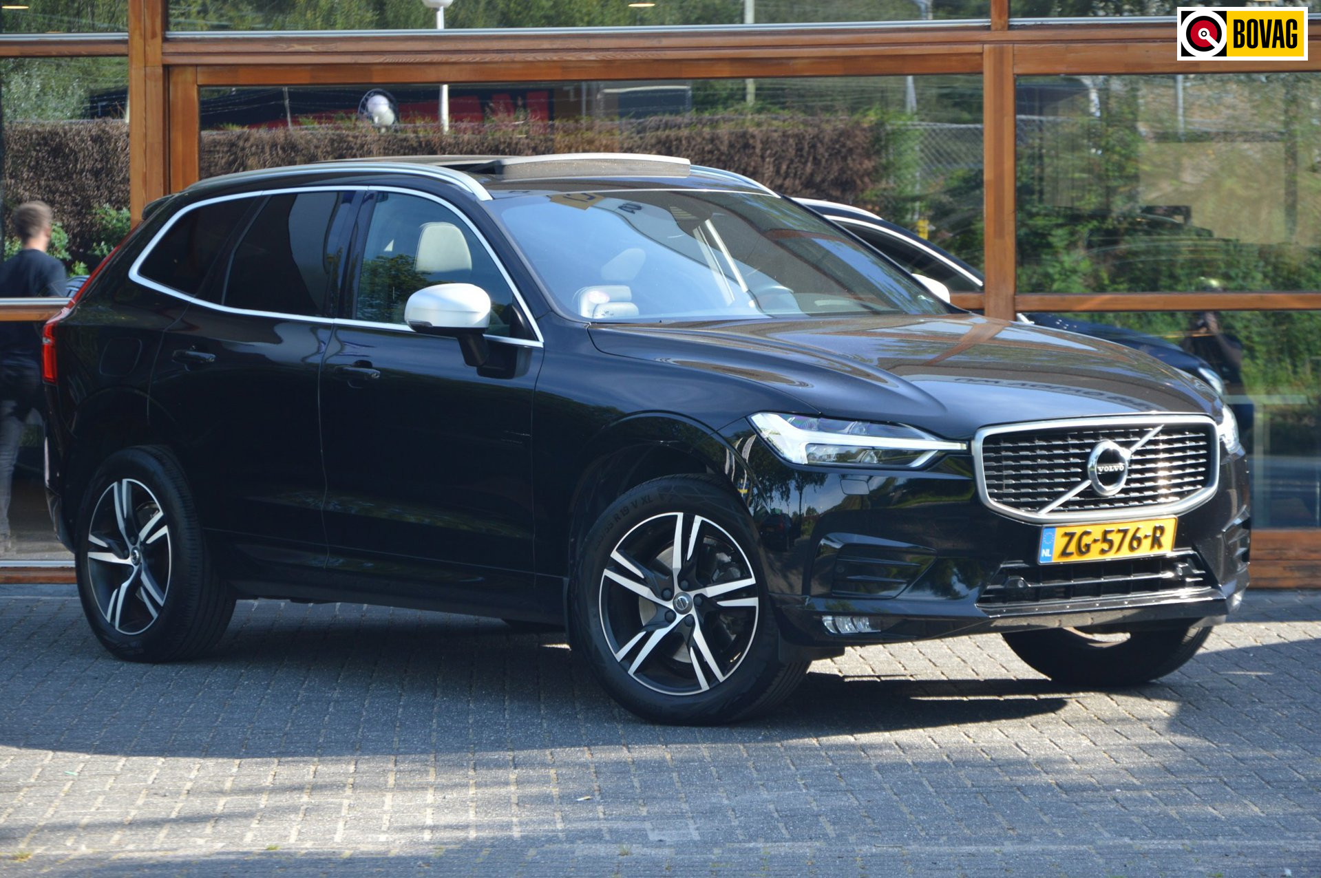 Volvo XC60 T5 R-Design | Panoramadak | Camera | Standkachel | Verwarmd stuur / stoelen | Dealeronderhouden
