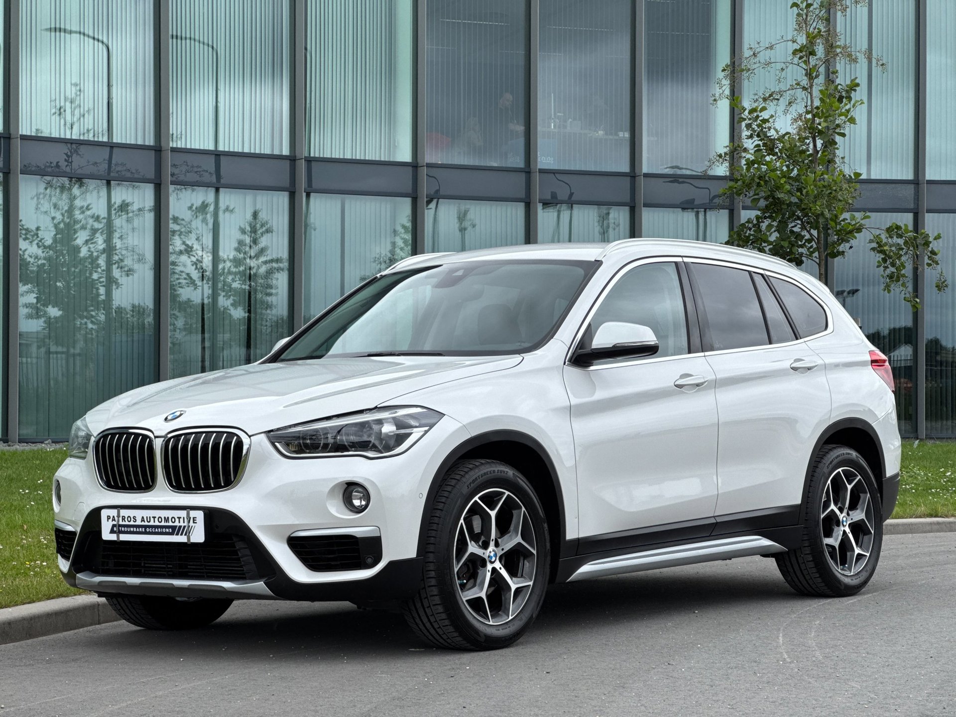 BMW X1 sDrive18i High Executive xLine // Automaat // Leder // Head-Up // Stoelverwarming