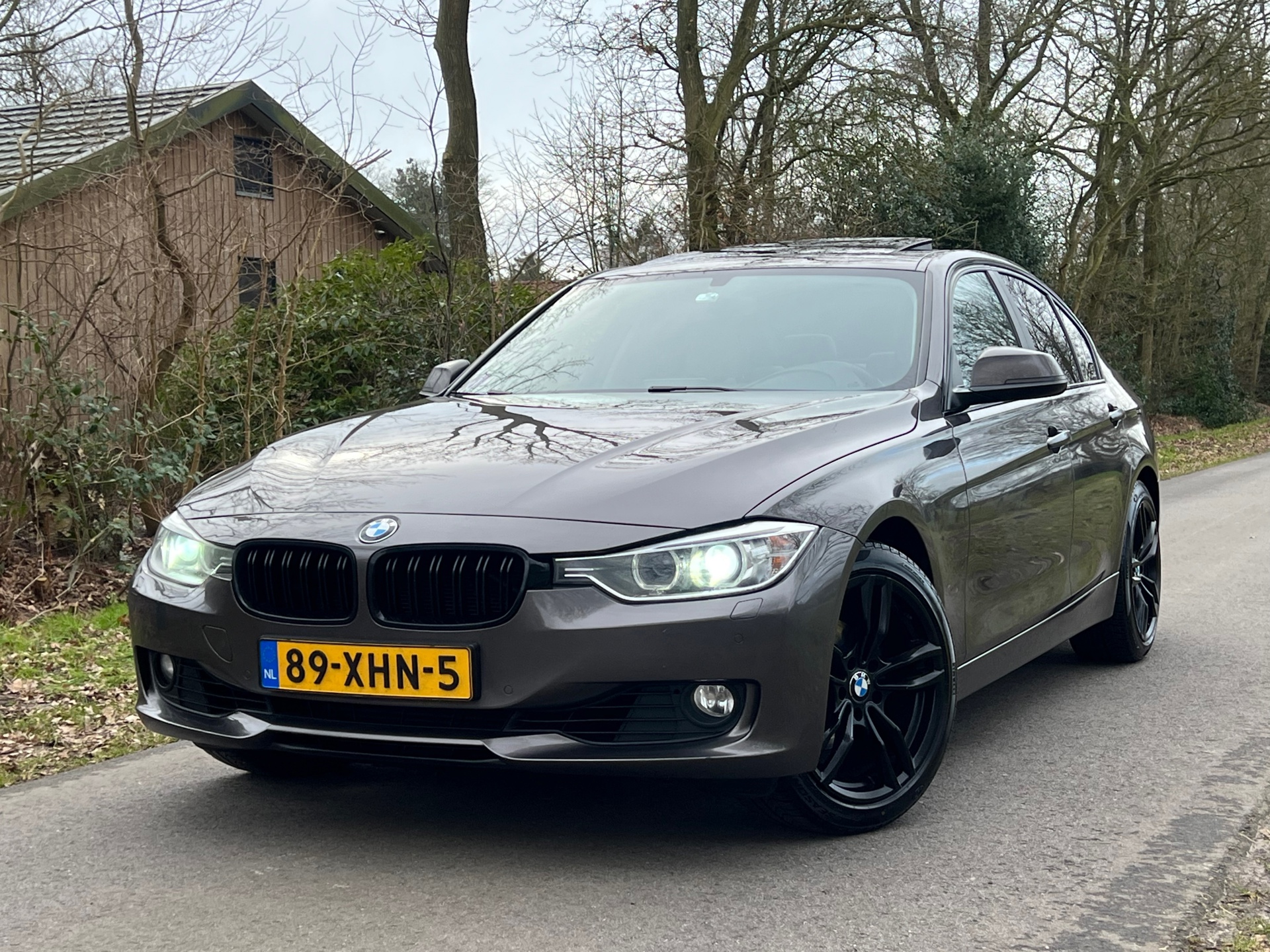 BMW 3-serie 320i High Executive | Pano + Leder + Navi + Automaat Nu € 10.975,-!!!