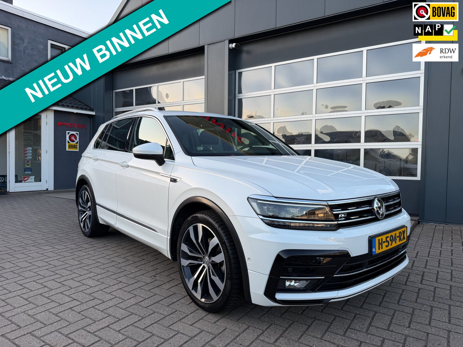 Volkswagen Tiguan 1.5 TSI ACT Highline Business R-Line / Pano / ACC / Massage / Camera / Trekhaak / Parel Wit .