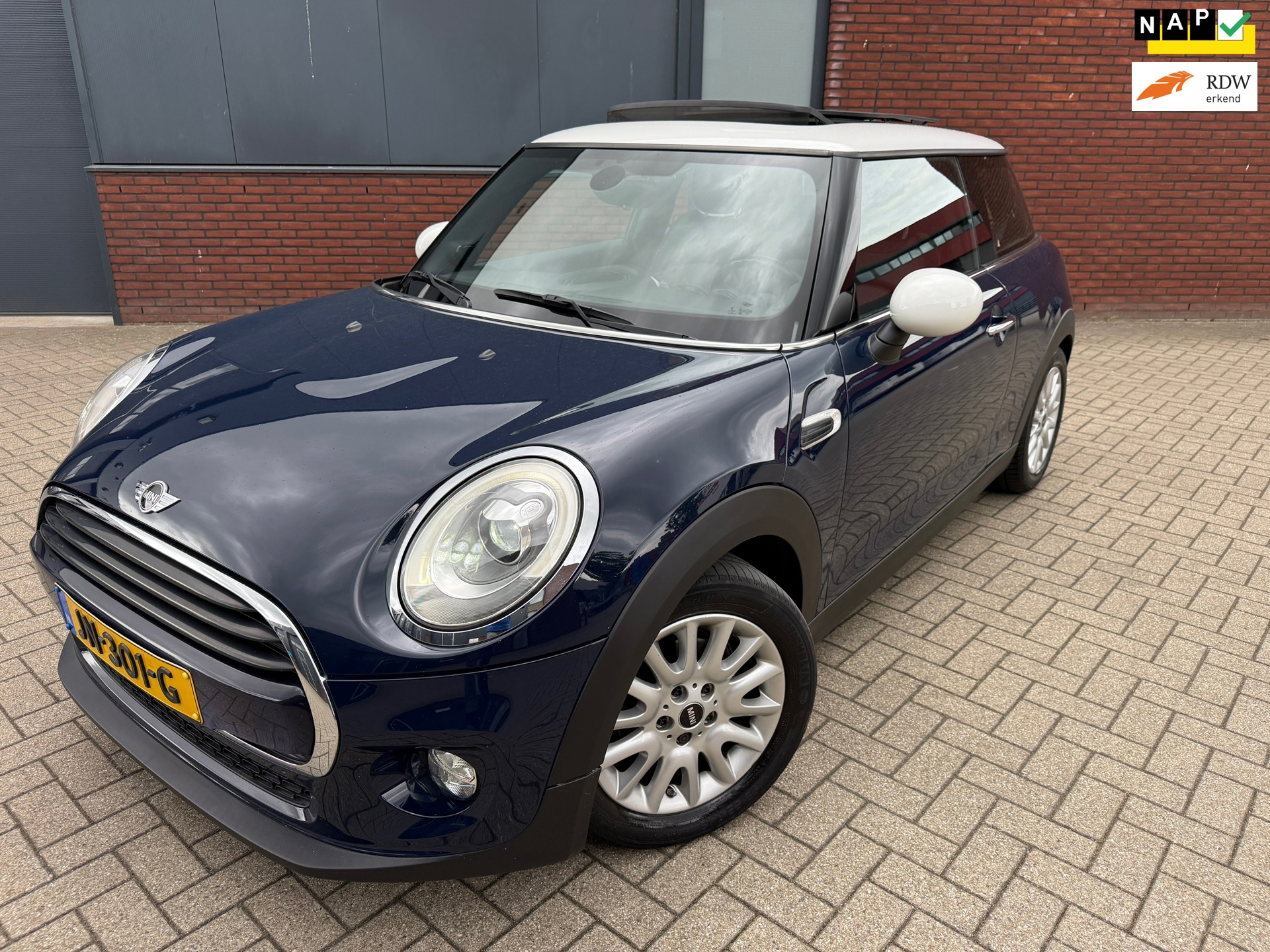 Mini Mini 1.5 Cooper Chili Serious Business PANORAMADAK/NAVIGATIE/LEDER/BI-XENON/HARMAN KARDON/BOMVOL/ORIGINEEL NL/INRUIL MOGELIJK