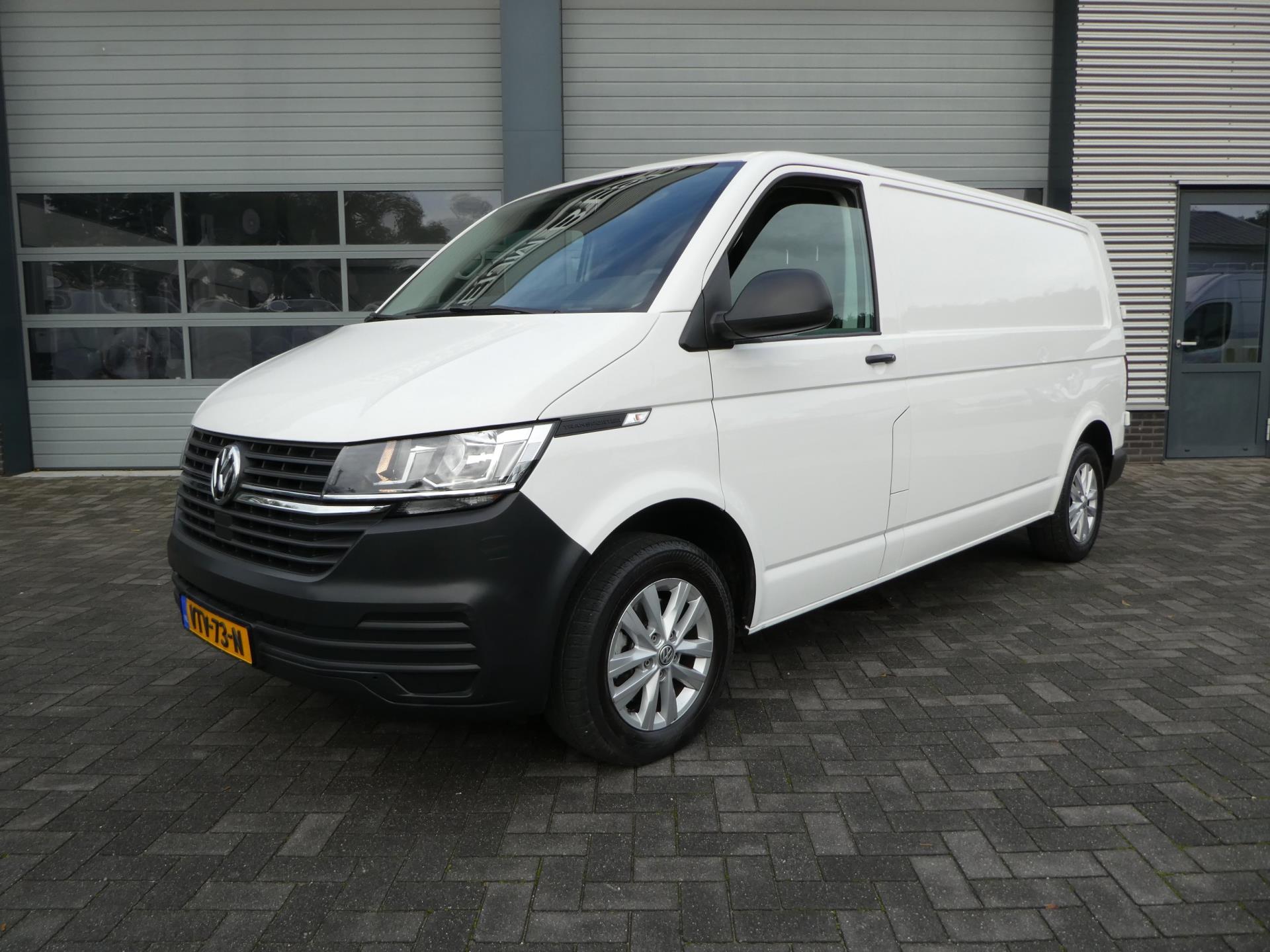 Volkswagen Transporter 2.0 TDI L2H1 150 pk automaat , 3 zits , trekhaak