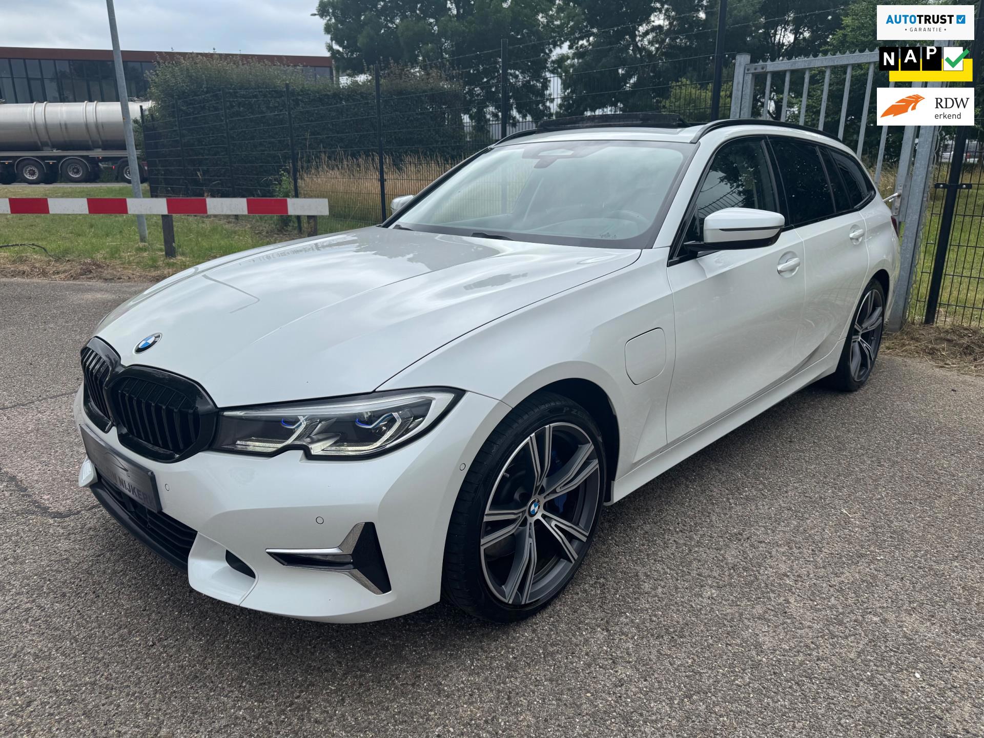 BMW 3-serie Touring 330e xDrive High Executive Laser Pano 360Cam MEGA VOL!!