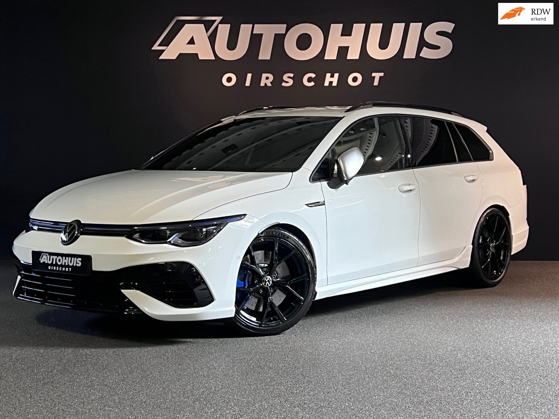 Volkswagen GOLF 2.0 TSI R 4Motion/ IQ Lights/ Keyless/ Blind Spot/ Kuipstoelen/ Alcantara Dak/ Side Assist/ ACC/ Clima/ 19"/
