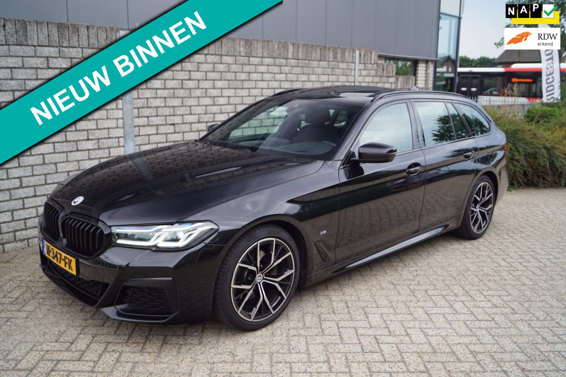 BMW 5-serie Touring 520i Business Edition Plus M Sport Autom Panod Leder Navi Camera Clima Head-Up Cruise 2x PDC LMV 19 Trekh ENZ