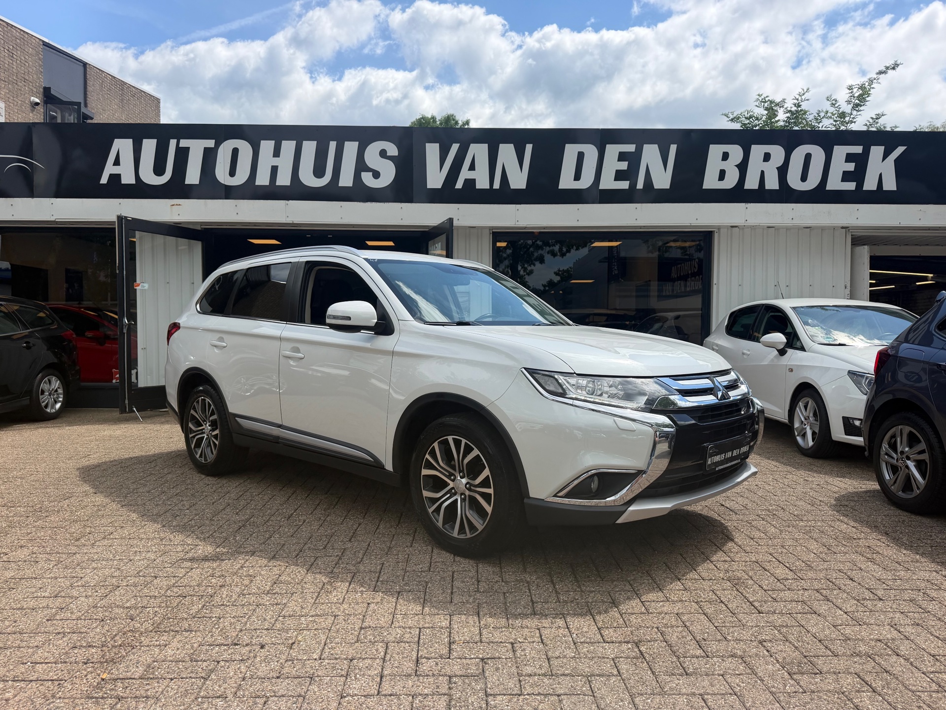 Mitsubishi Outlander 2.0 2WD Instyle|Navi|Cruise|Clima|Carplay|360 Camera|Trekh|Pdc|Lmv|Elek Pakket|Nw Apk